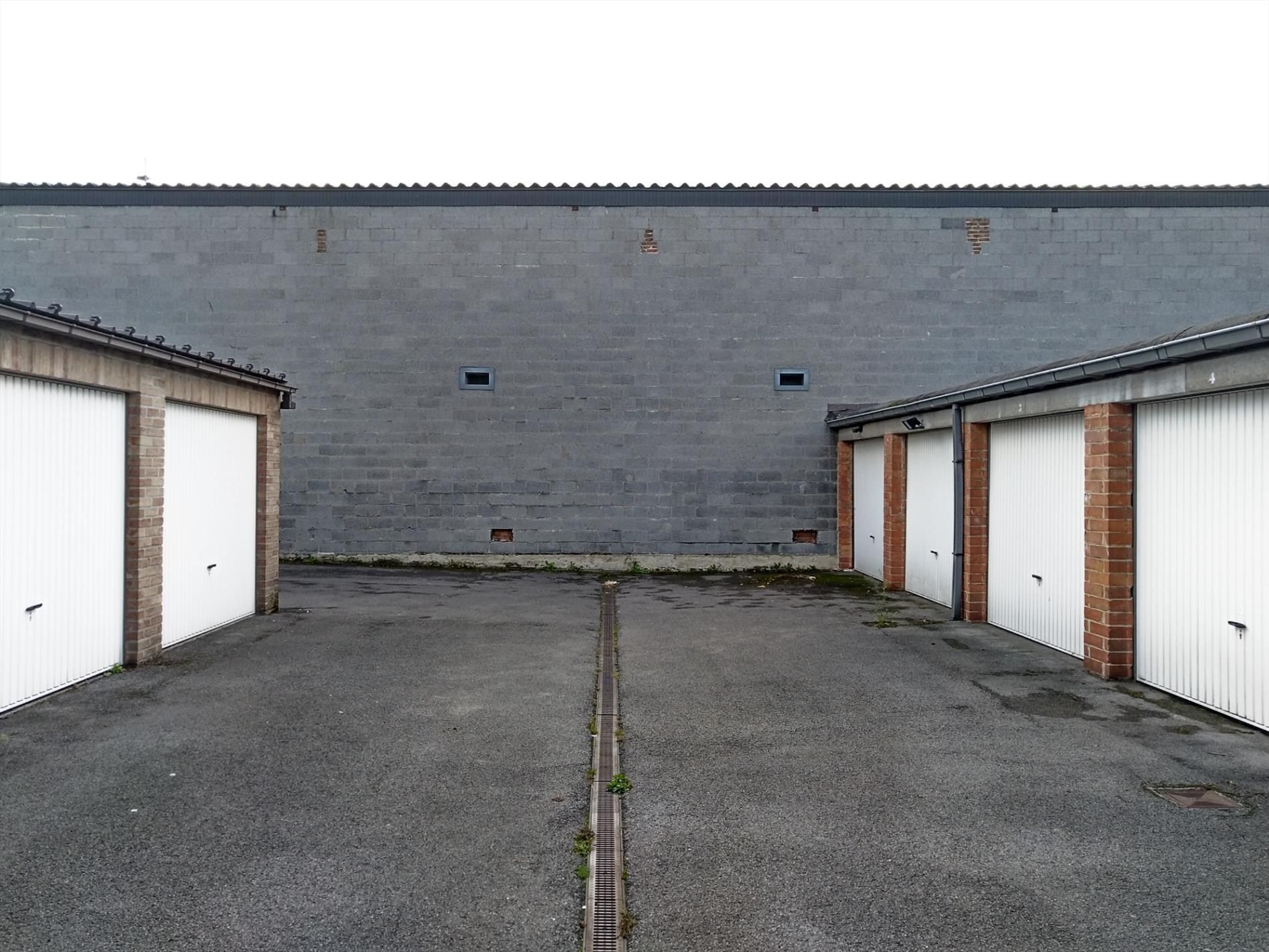 nette garage met ruime inrijmogelijkheid foto 3