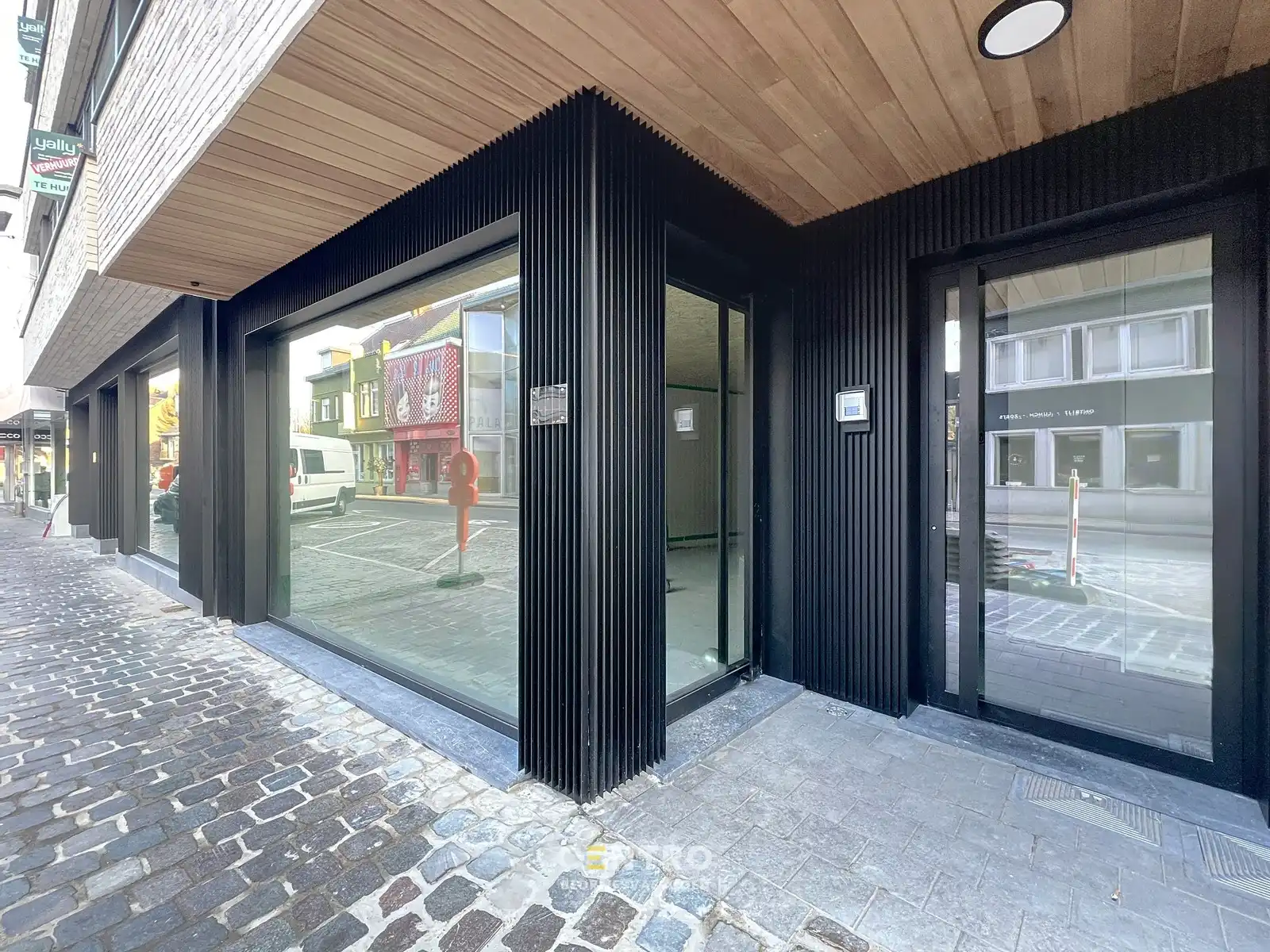 Casco handelsgelijkvloers (± 60m²), verdere afwerking in onderling overleg! foto {{pictureIndex}}