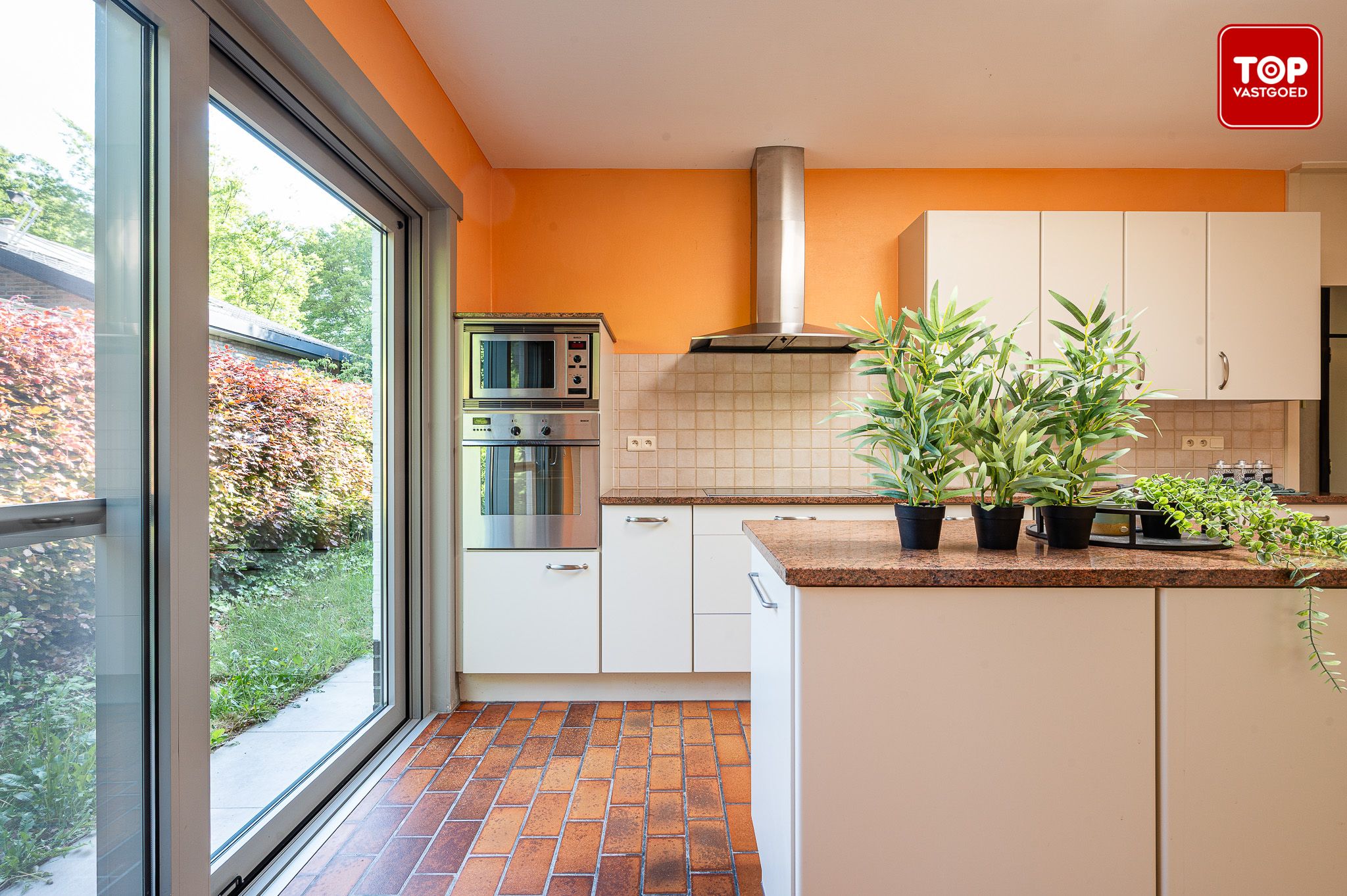 Ruime jaren zeventig villa in Mariakerke-Kolegem foto 14