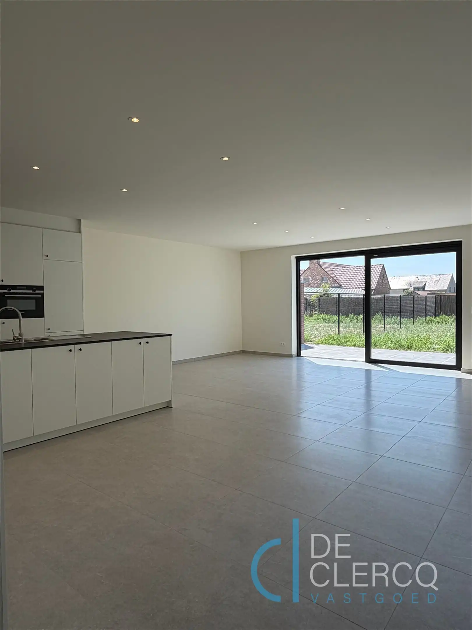 Halfopen woning met dubbele oprit te huur in Lochristi!  foto 2