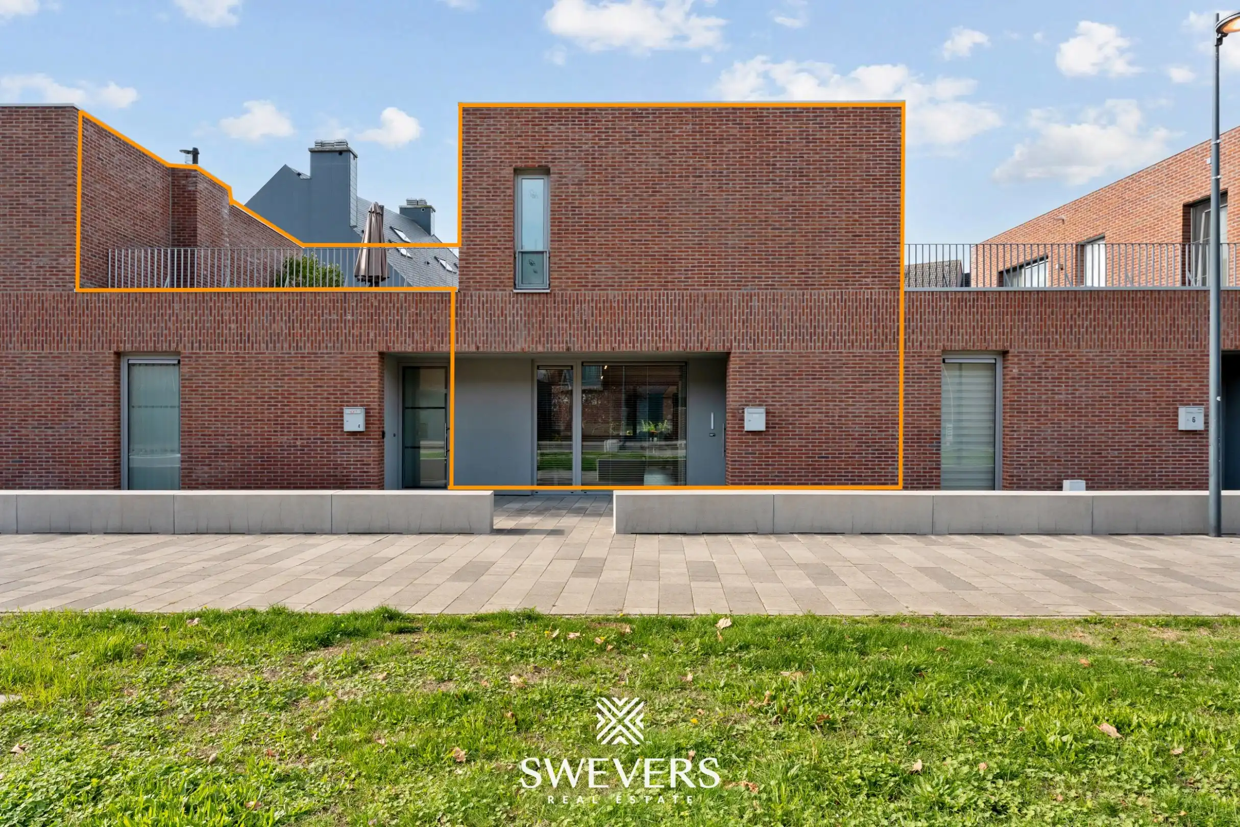 Recent en ruim duplex appartement (140m²) met 2 grote terrassen in centrum Diepenbeek foto {{pictureIndex}}