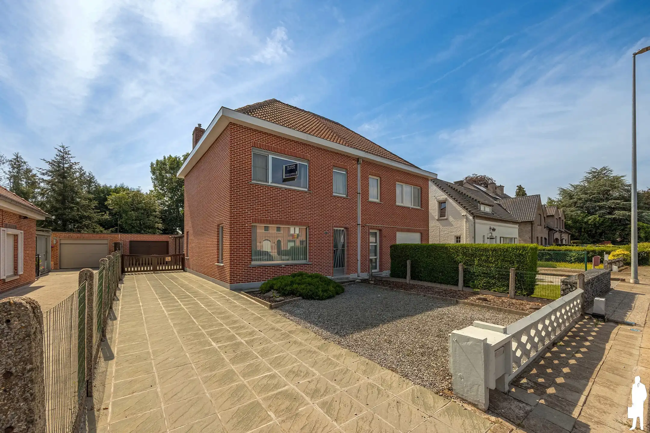 Hoofdfoto van de publicatie: Gezinswoning met veranda, garage en tuin op topligging 