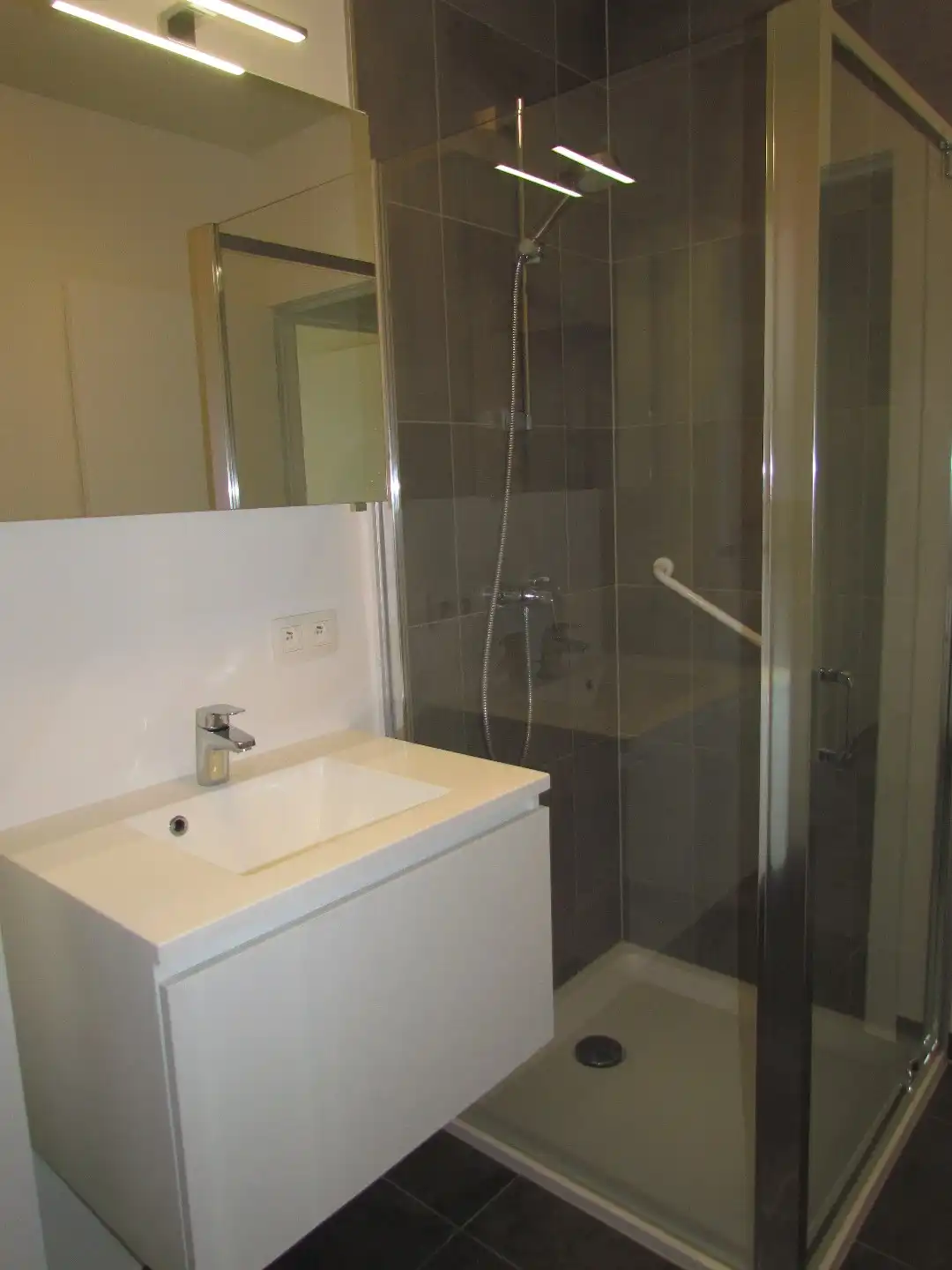 INSTAPKLAAR GELIJKVLOERSAPPARTEMENT MET 2 SLAAPKAMERS  foto 11