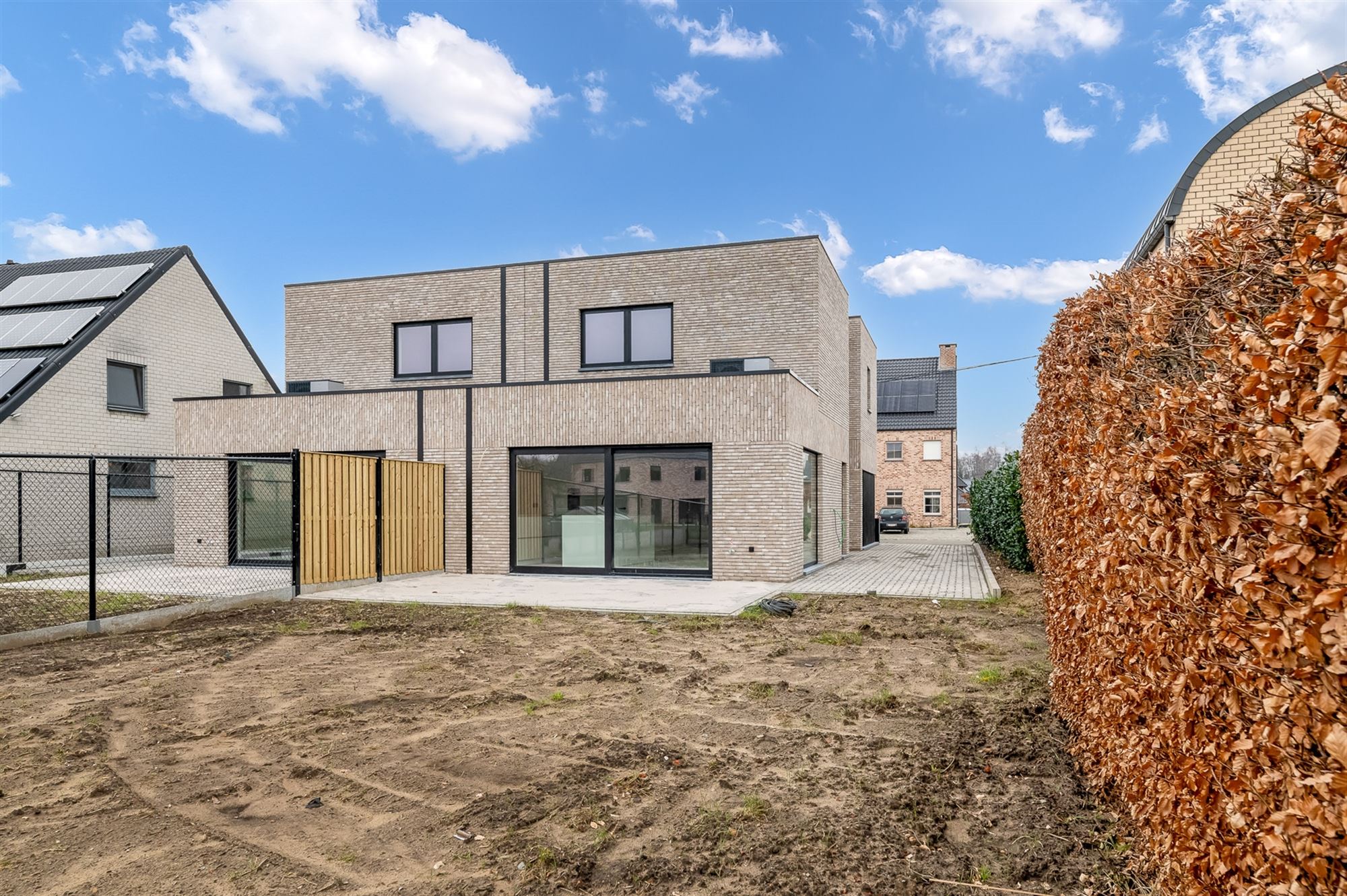 VOLLEDIG AFGEWERKTE NIEUWBOUWWONING MET 3 SLAAPKAMERS + DRESSING EN AANGELEGDE TUIN TE BERINGEN foto 2