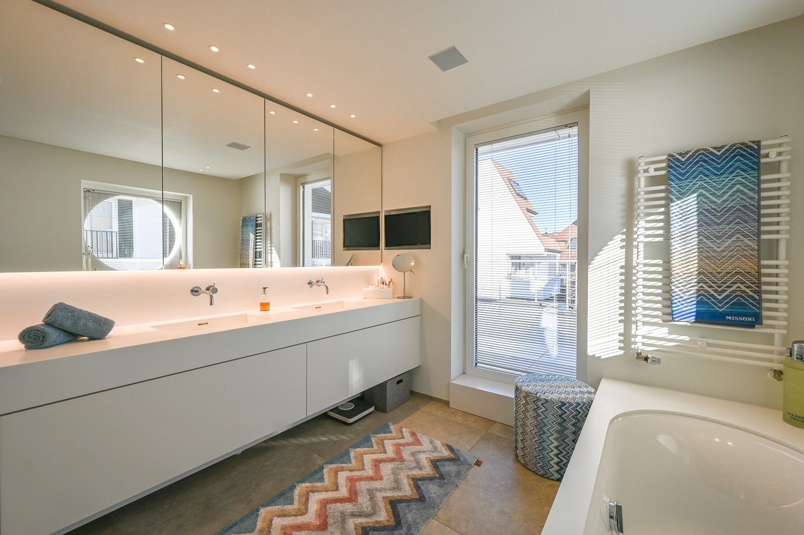 Prachtige lichtrijke villa op enkele stappen van de zee en het strand. Unieke ligging met parking voor 8 wagens. foto 15