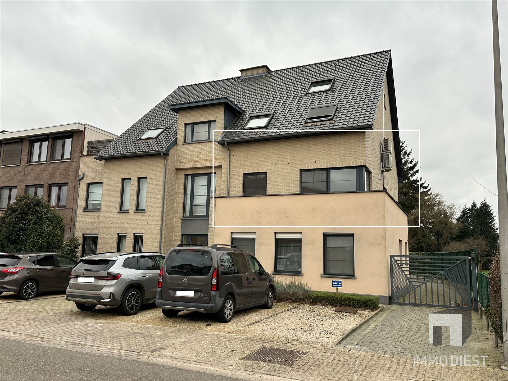 Appartement met 2 slpks, groot terras en garage foto 2