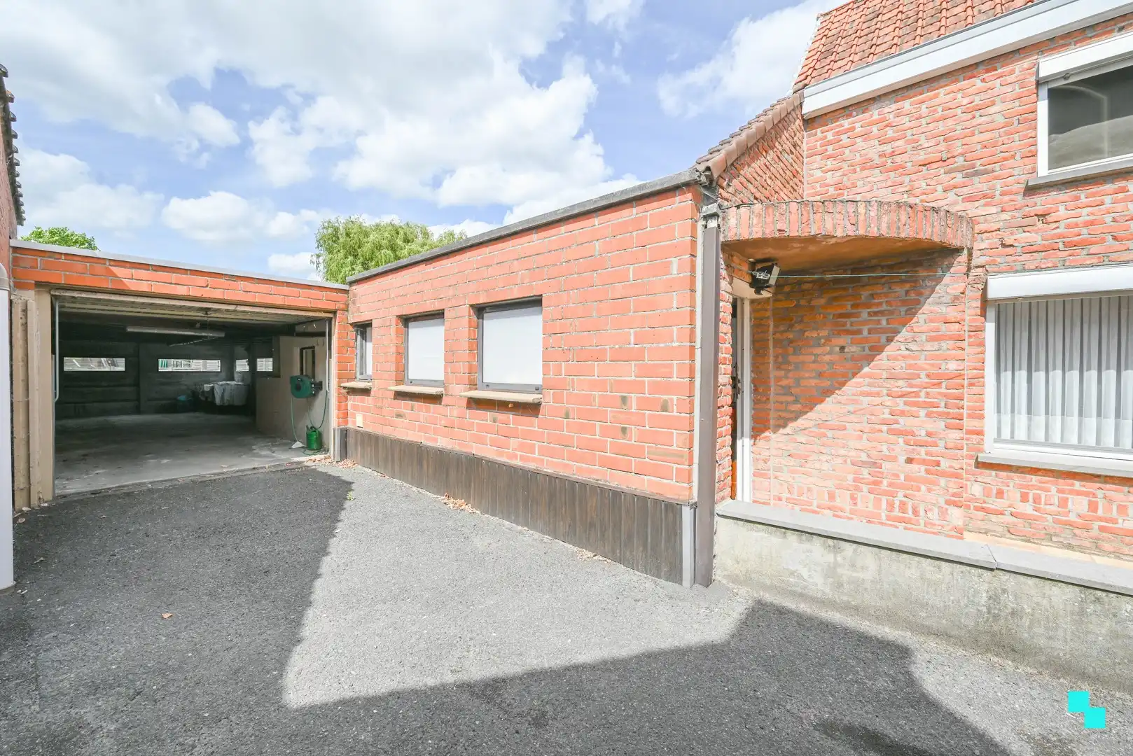 Te renoveren woonst met garage foto 16