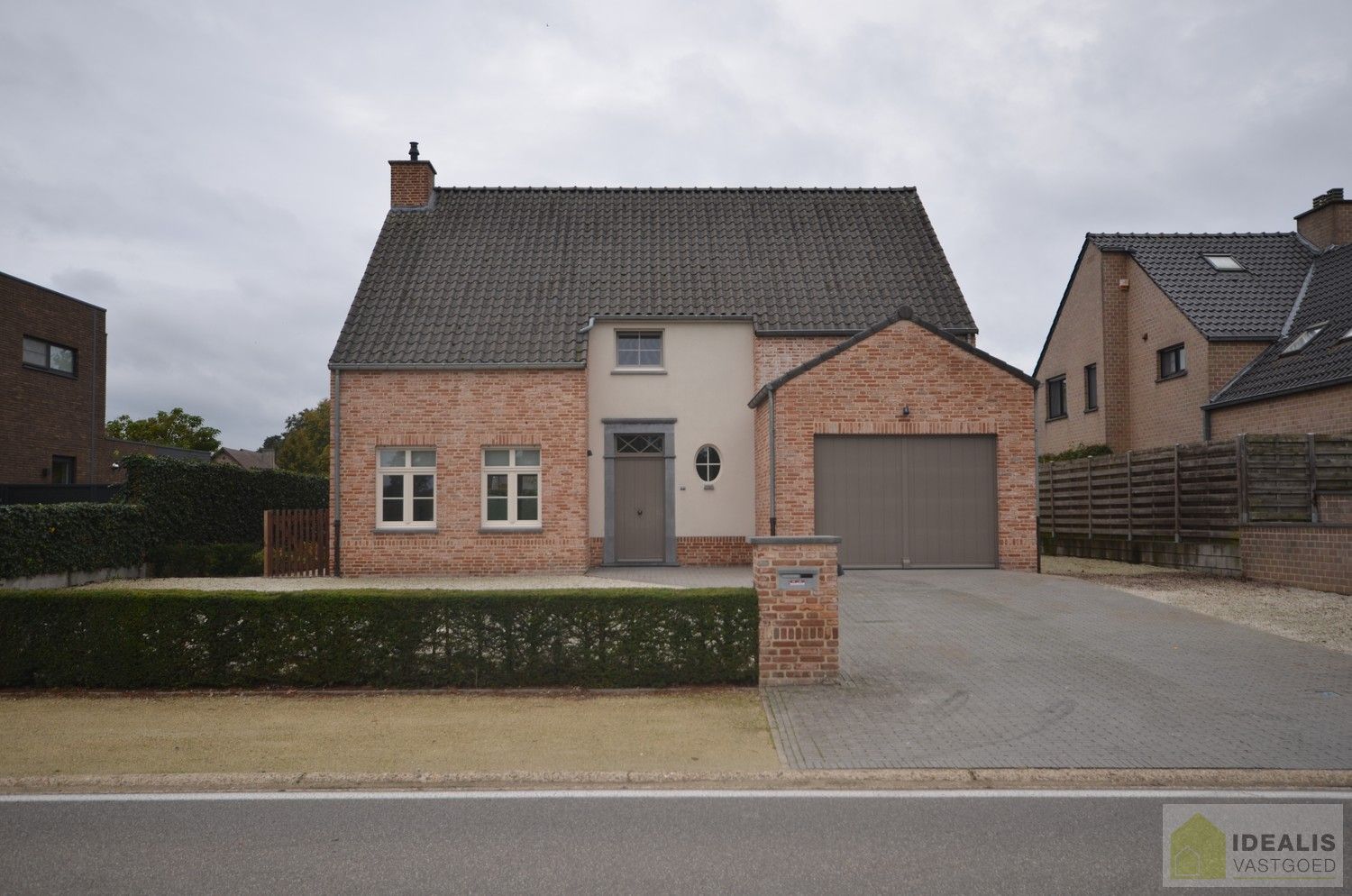 LUXUEUS AFGEWERKTE VILLA IN ZEER GOEDE STAAT! Deze ruime woning omvat o.a. een grote leefruimte, ruime keuken met bergplaats, wasplaats, 3 slaapkamers, ruime badkamer, inpandige garage en bergzolder! De villa is gelegen op een perceel met een opp. +/-13a dat volledig is aangelegd en omheind! Zeer geschikt voor kandidaten op zoek naar een rustig, doch centraal gelegen instapklare woning. foto {{pictureIndex}}