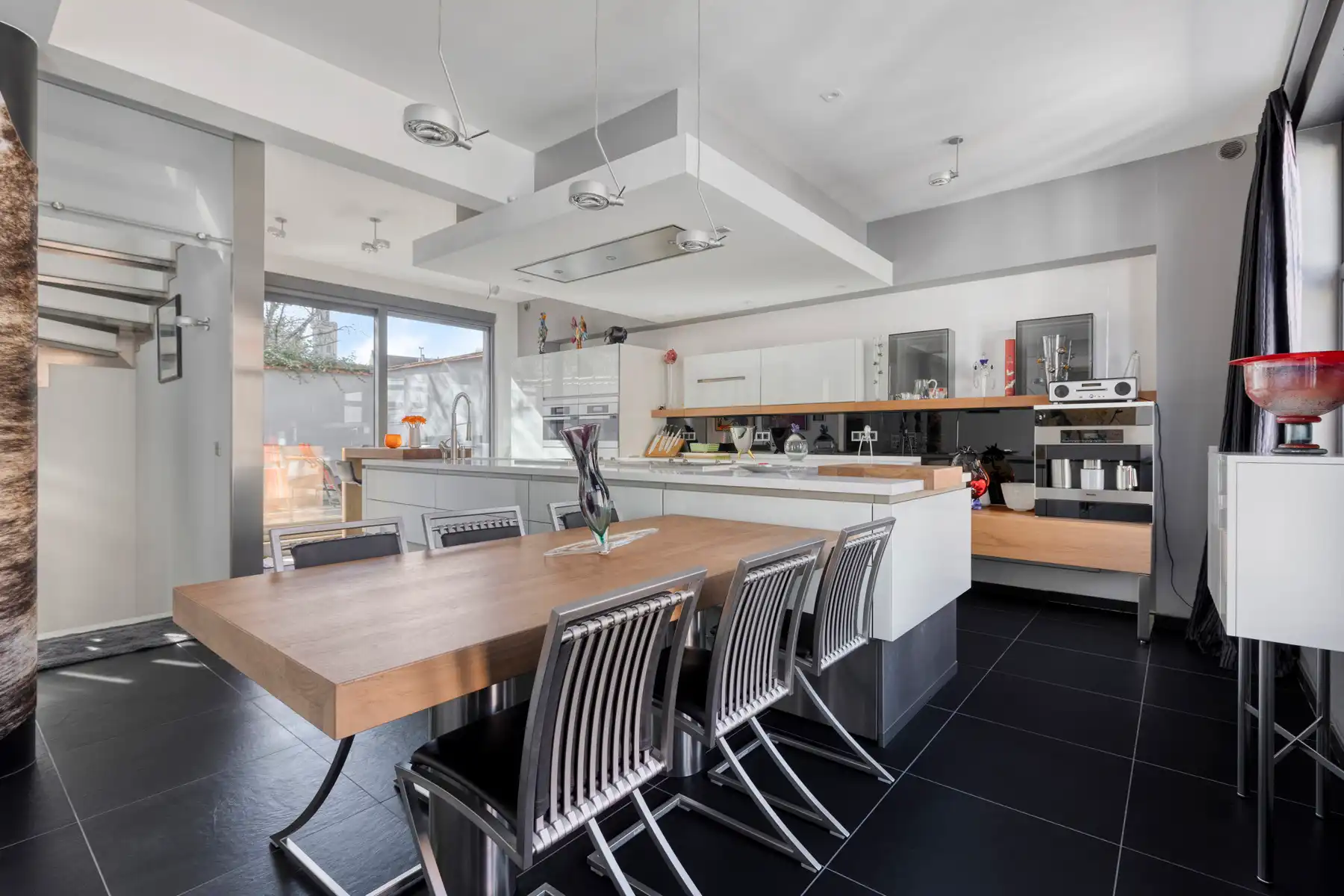 Gerenoveerde (2010) burgerwoning met dubbele garage foto 2