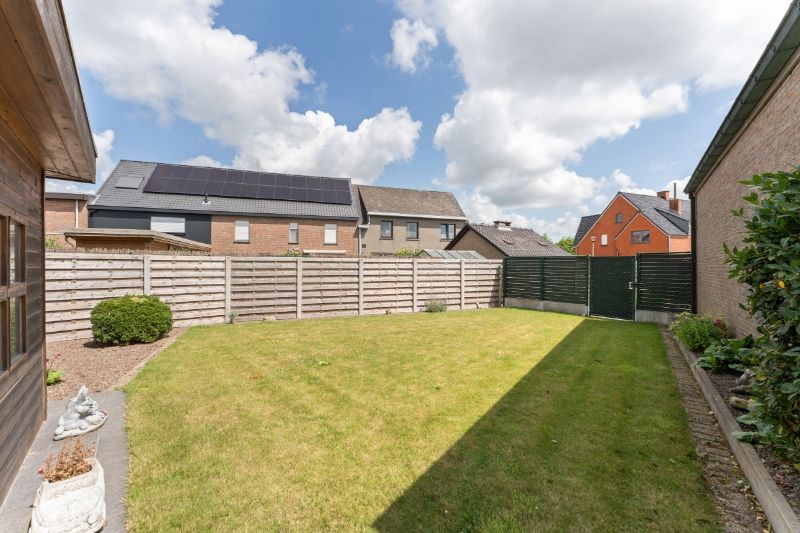 Hooglede. Zeer verzorgde gelijkvloerse villa met 3-4 slaapkamers, dubbele garage en kleine bergloods. Uiterst rustig gelegen overal dichtbij op een prachtige locatie! Ideaal voor bewoners met  extra bergruimte. foto 14