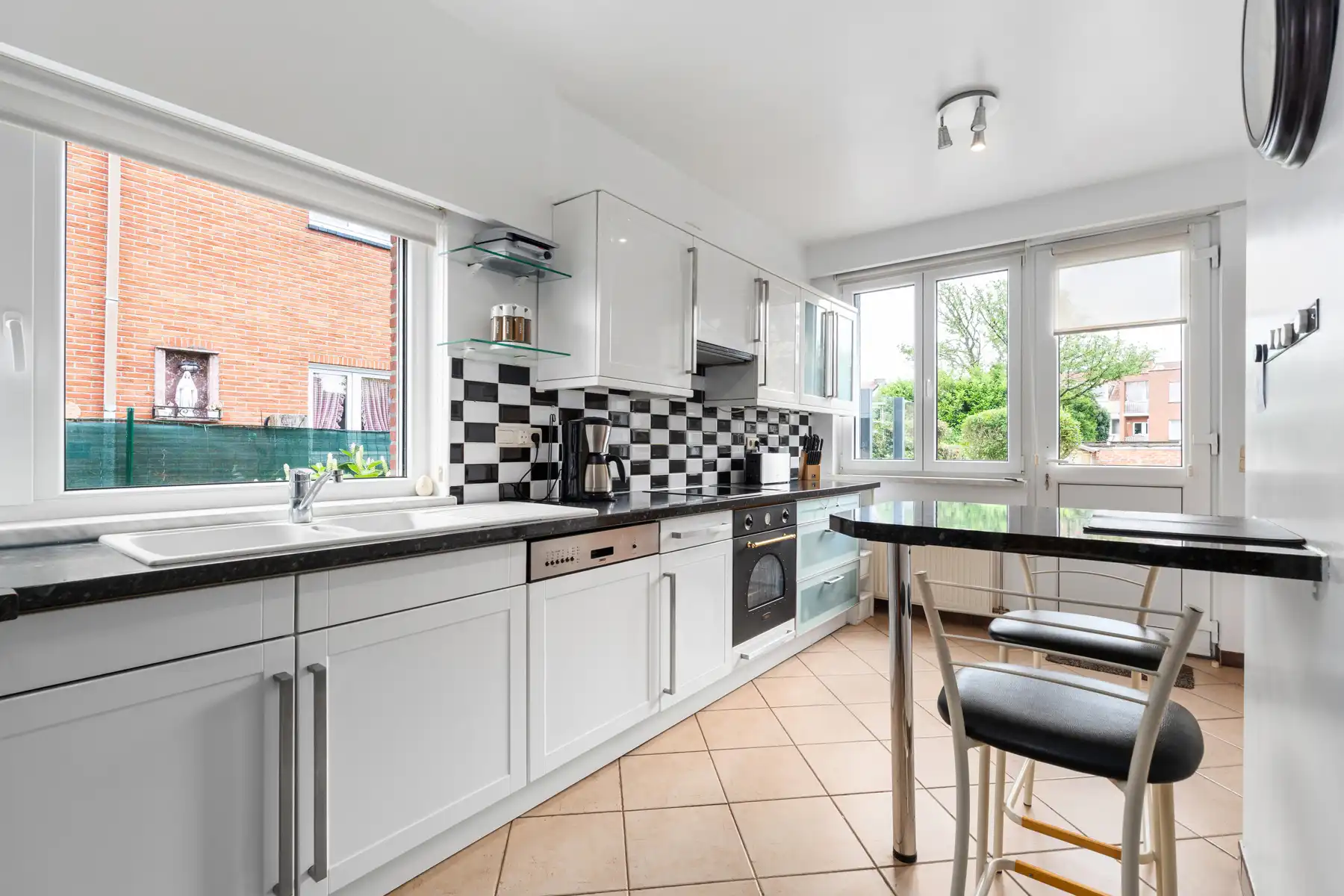 Gezinswoning met 2 slaapkamers, zolder, grote tuin en garage foto 10