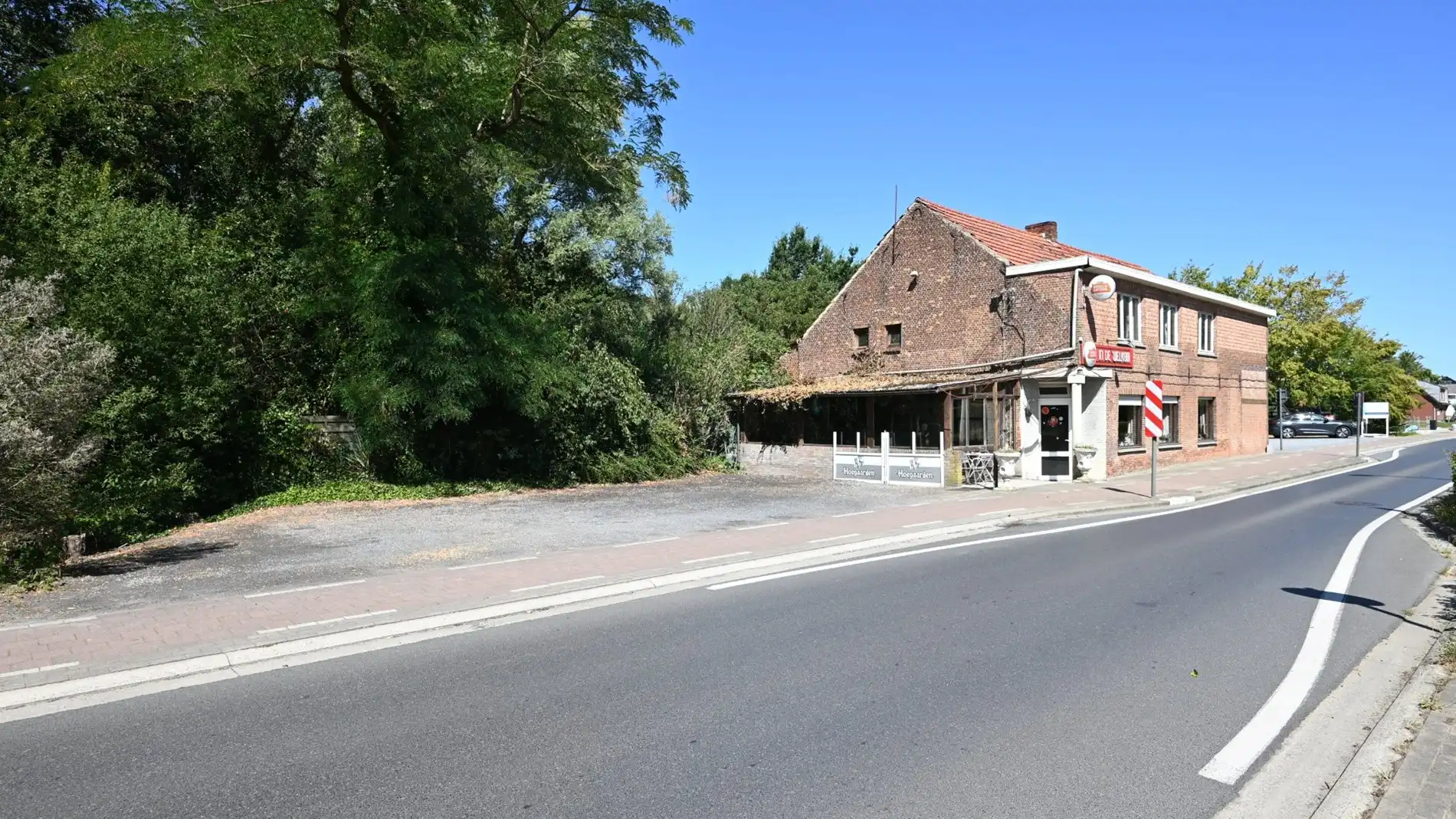 (Handels)pand met woonst op 13,5a met ruime parking en veel mogelijkheden te Baal foto 2