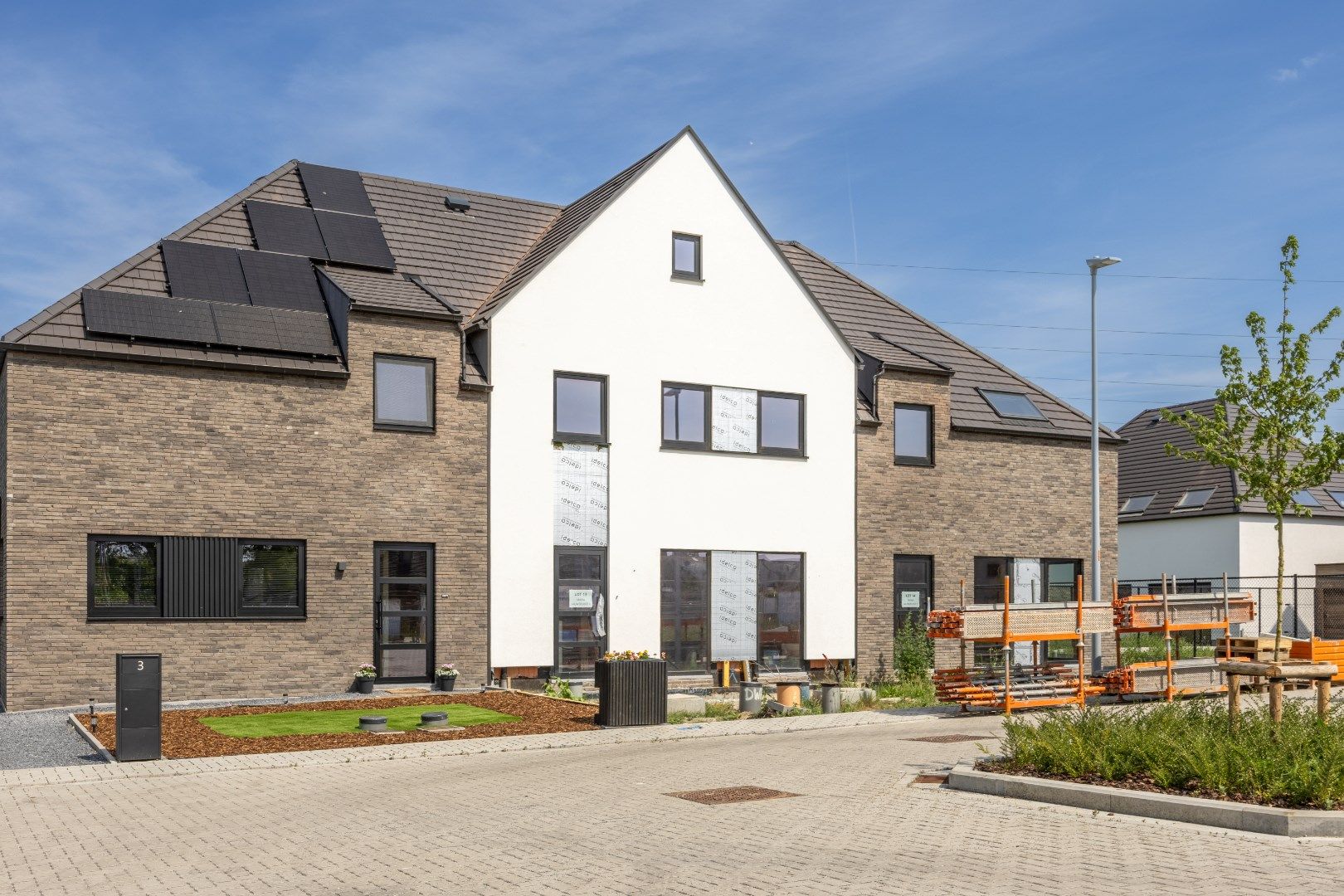 Mooie nieuwbouwwoning met 3 slaapkamers en tuin in Sint-Baafs-Vijve,. foto {{pictureIndex}}