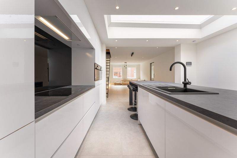 Rumbeke-'t Sterrebos. TWEEGEVEL-VILLA met hoogstaande afwerking, verfijnd interieur en ruime leefruimte. 3 slaapkamers en 2 badkamers. Exclusief mooi aanbod / uistekende ligging ! foto 4