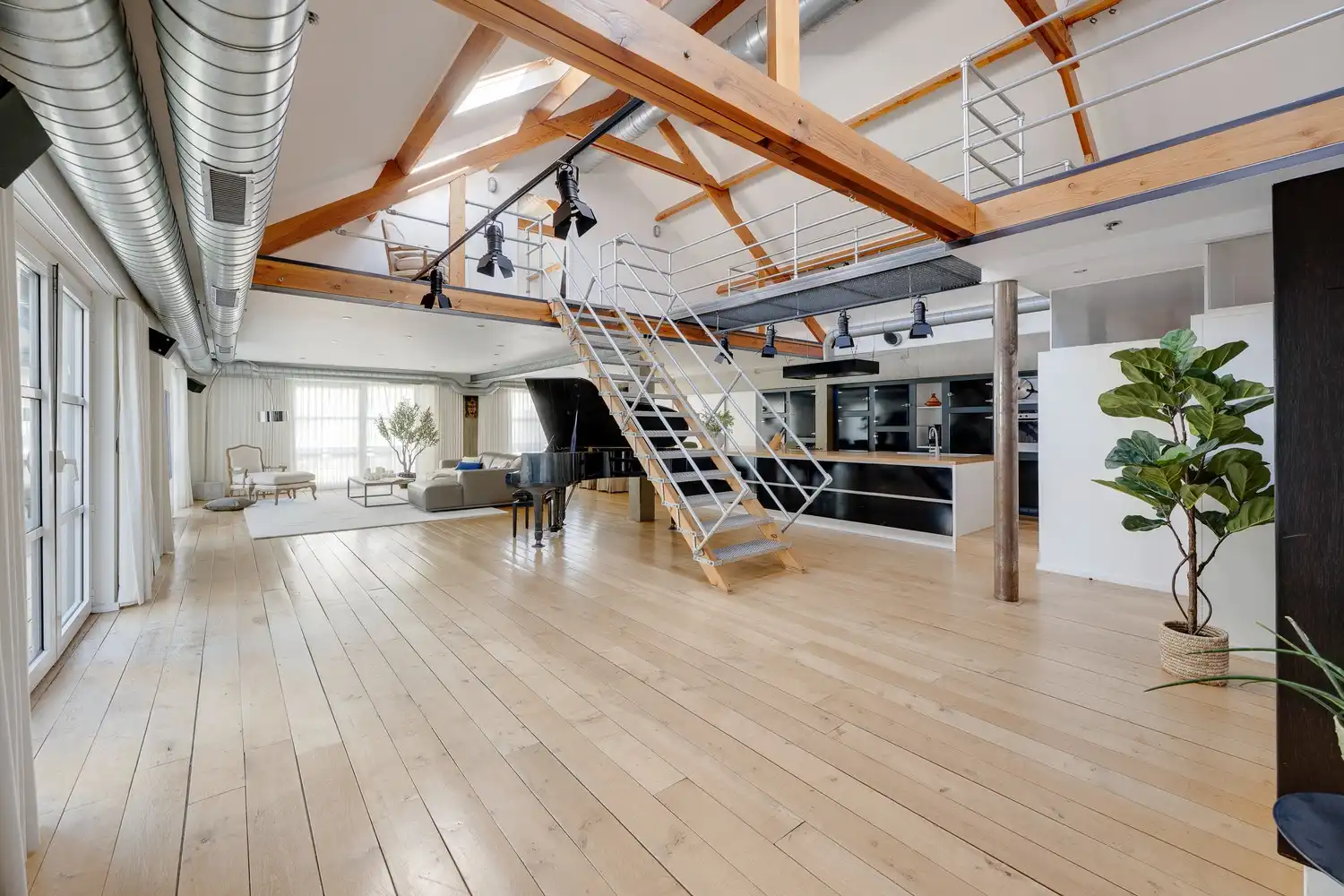 Ruime loft met 5 slaapkamers! foto 2