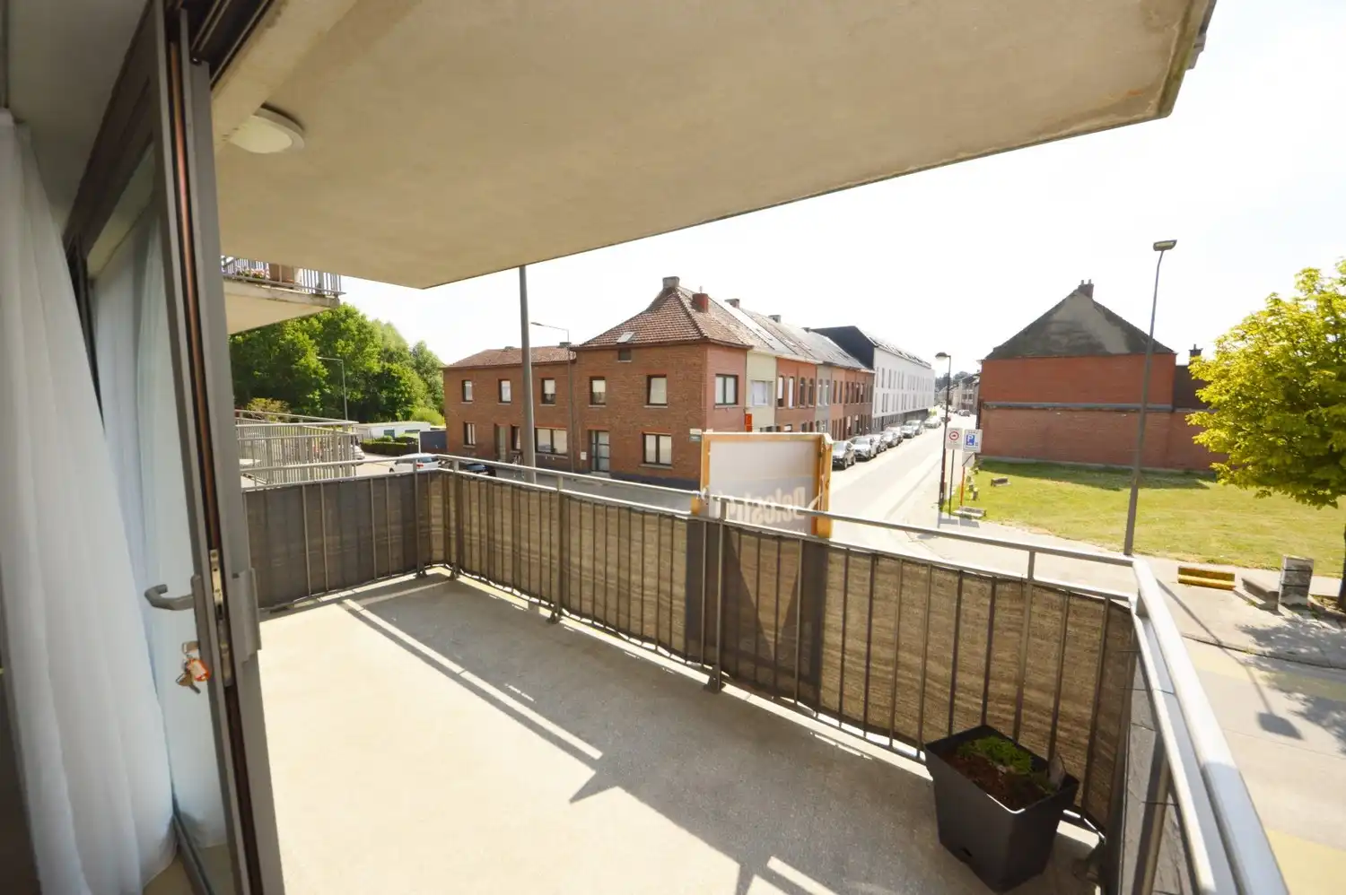Lichtrijk en modern appartement met riant zonneterras, 2 ondergrondse staanplaatsen én kelder in hartje Ninove! foto 18