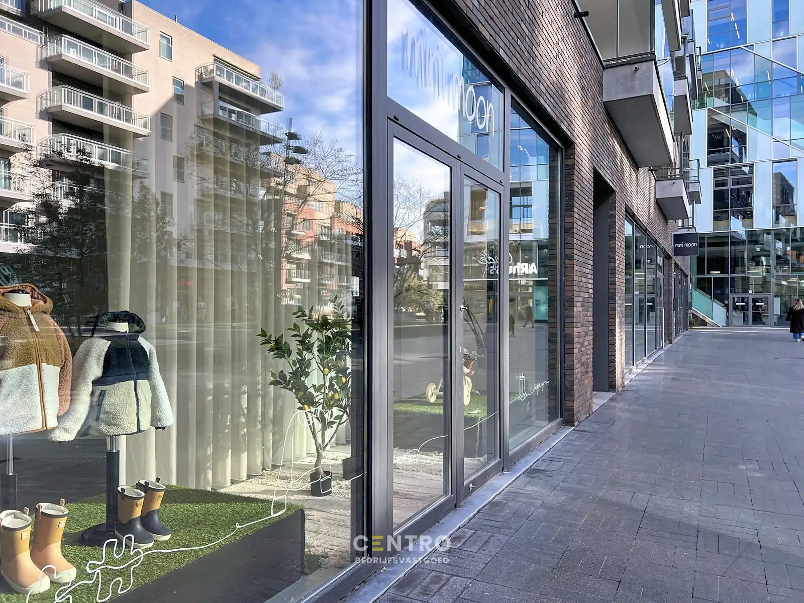 Modern, energiezuinig pand met industrieel karakter tot 285 m² op topligging in De Munt. foto {{pictureIndex}}