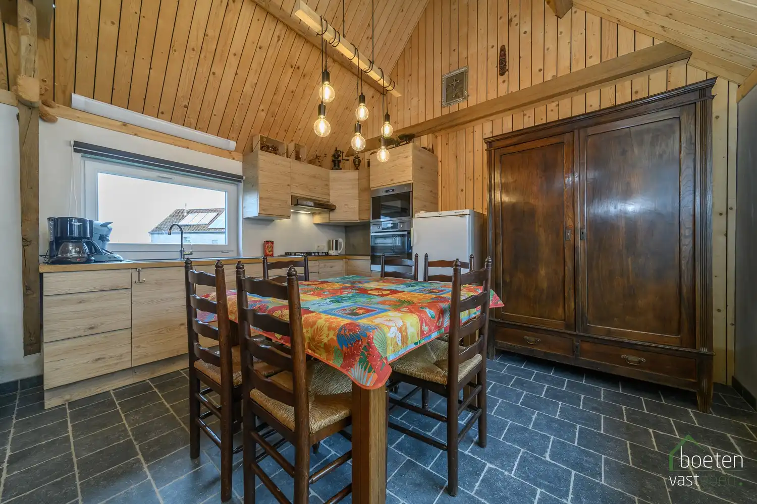 ALVERINGEM: Landhuis met conformiteitsattest, 2 (mog. 3) slaapkamers, interessant bijgebouw en dubbele garage met tuin op 795m² grondopp. foto 12