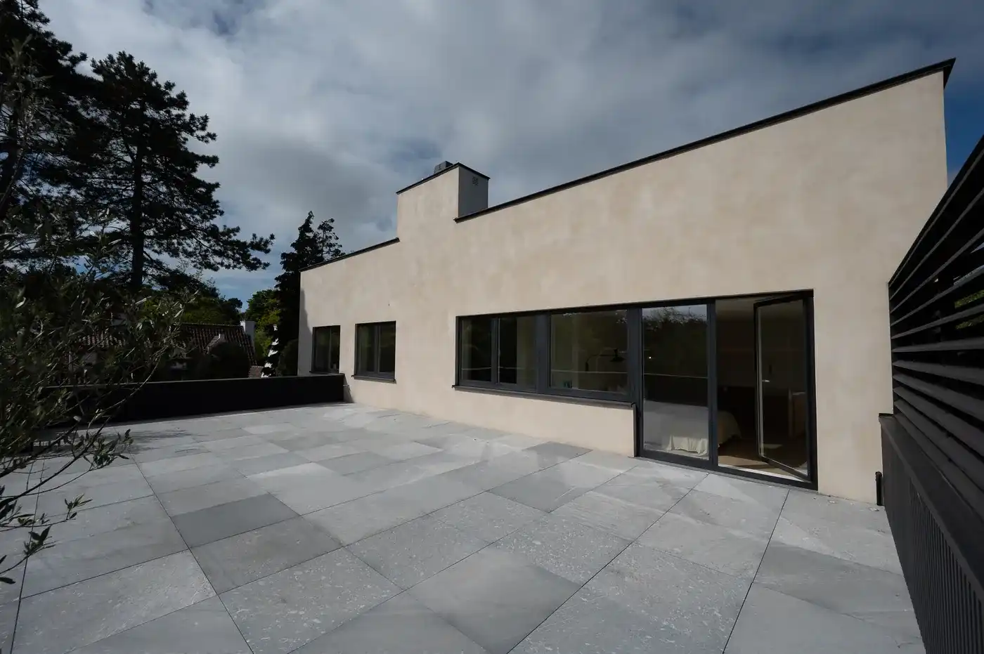Luxueus gerenoveerde villa met zwembad op een toplocatie in een rustige residentiële wijk van het Zoute. foto 29