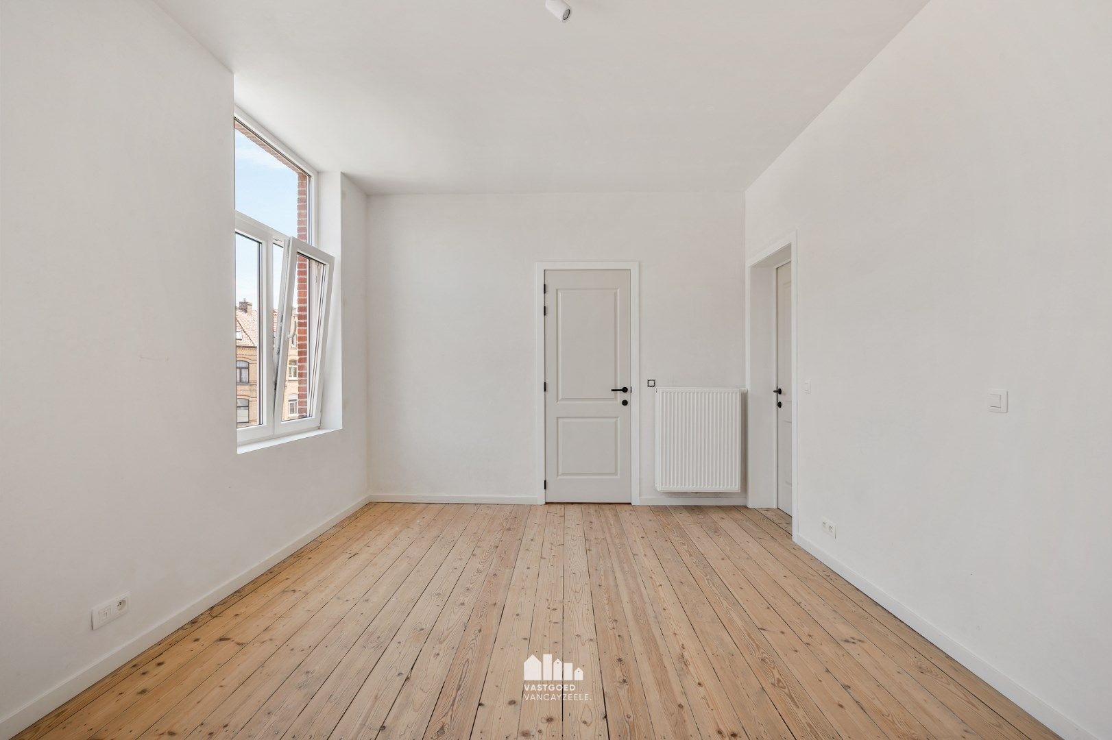 Volledig gerenoveerde herenwoning met grote koer op centrale ligging.  foto 19