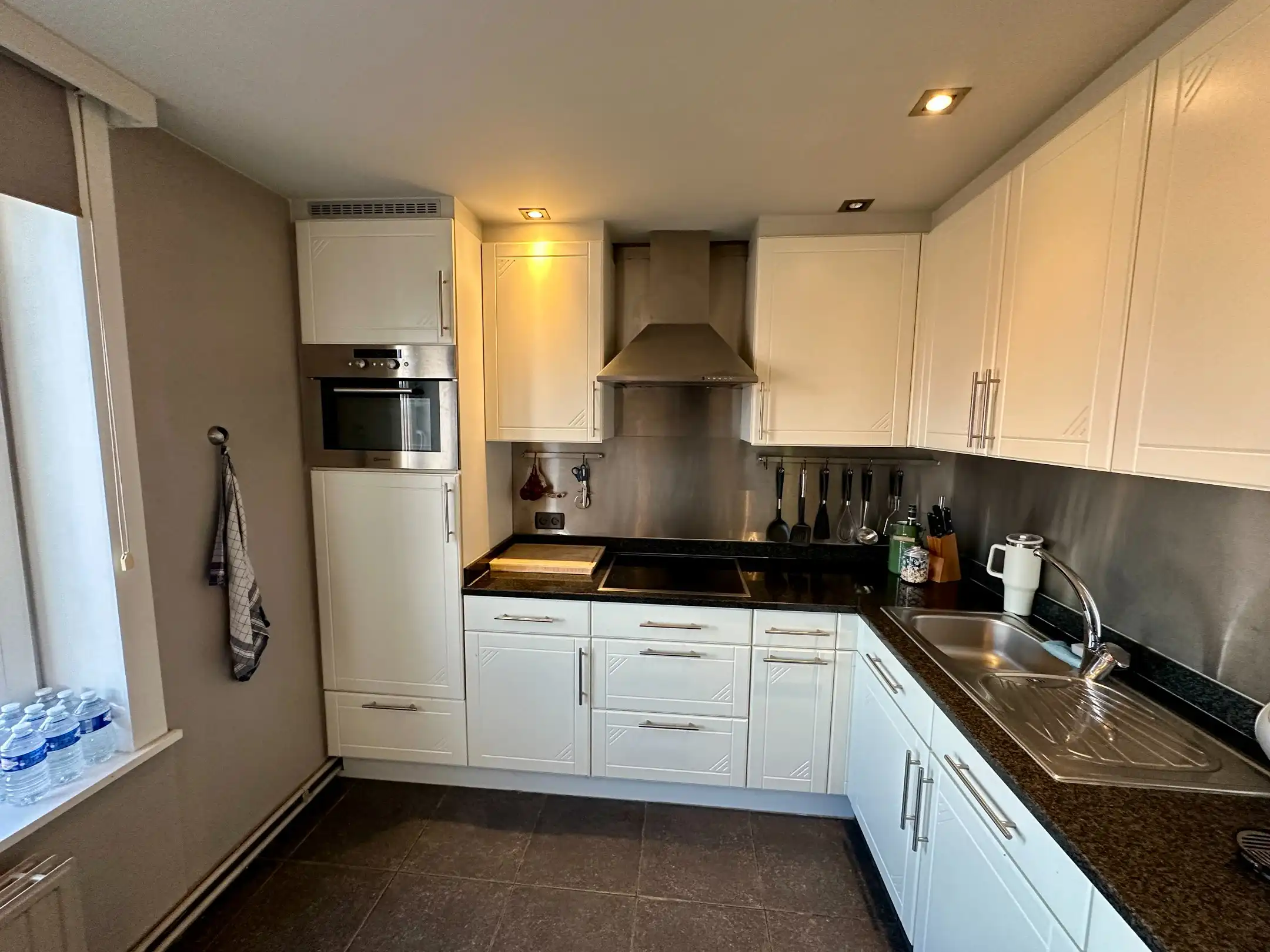 Tweeslaapkamerappartement nabij Genk centrum met groot terras en garagebox foto 10