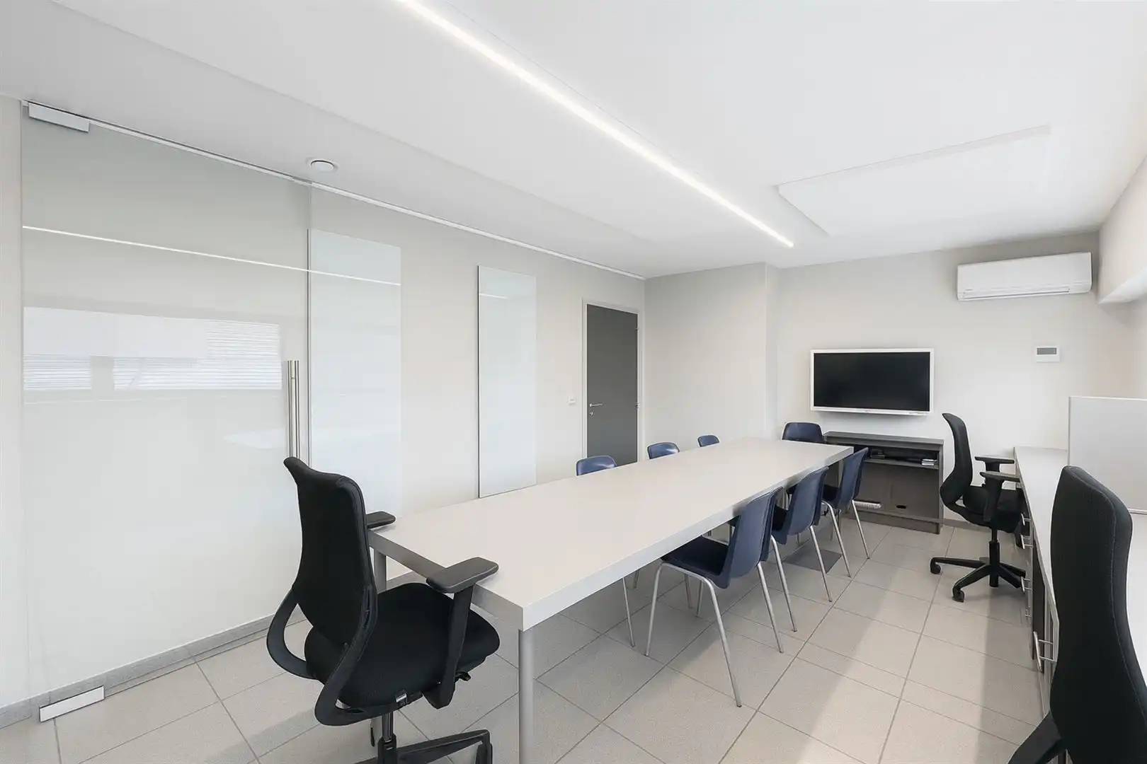 Uniek kantoorgebouw met duplex appartement te koop foto 8