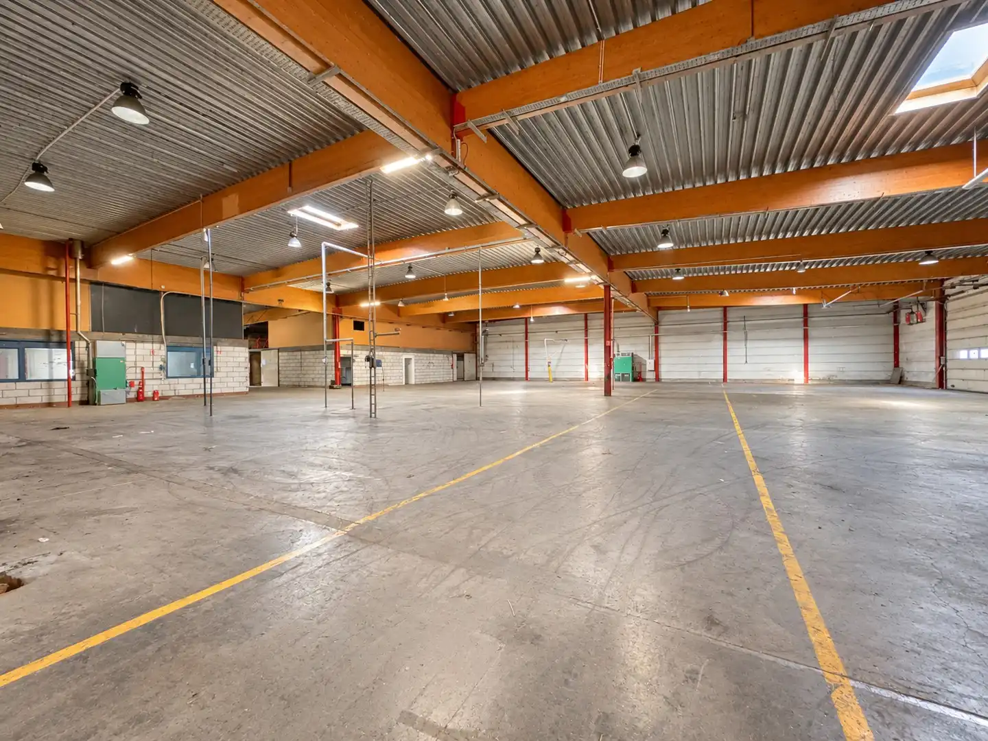 Bedrijfsgebouw +/- 3.021 m² met magazijn en kantoren in Marke foto 8