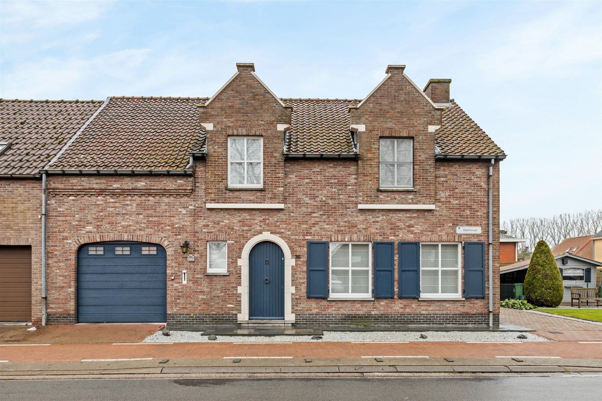 Charmante gezinswoning met 3 slaapkamers en inpandige garage foto {{pictureIndex}}