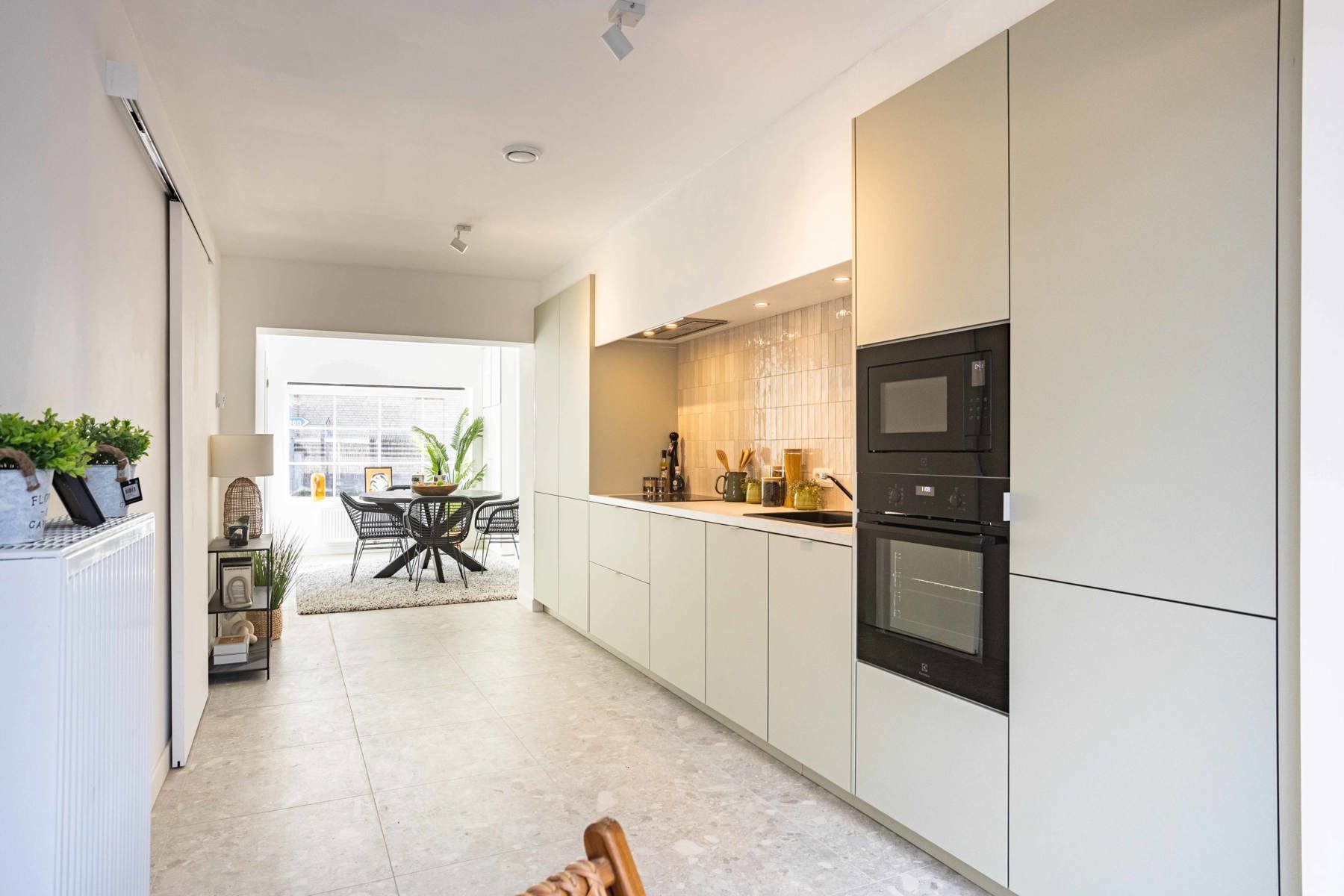 Gerenoveerde woning met 3 slaapkamers en 2 badkamers foto 4