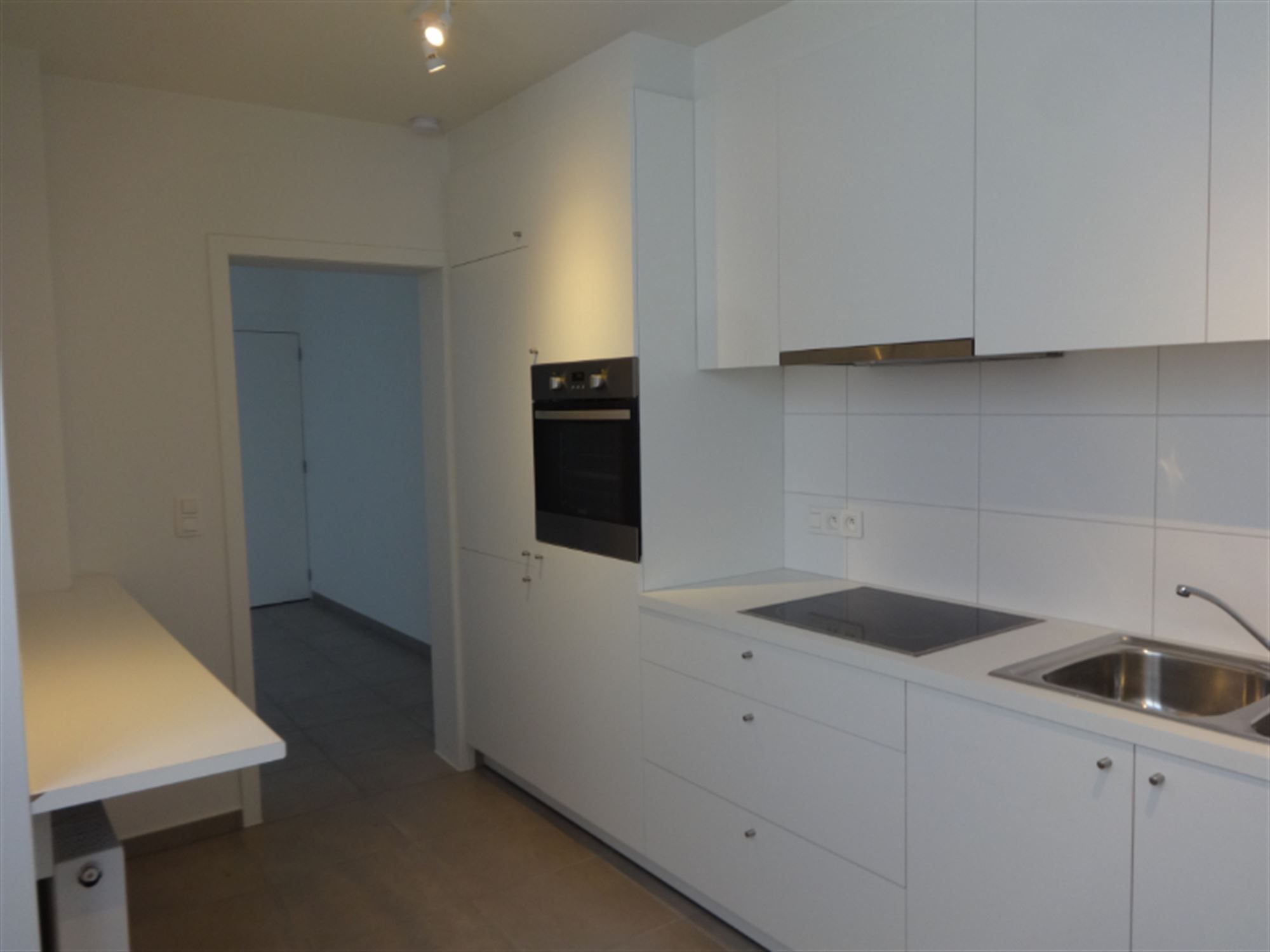 Volledig vernieuwde woning centrum Kortrijk foto {{pictureIndex}}