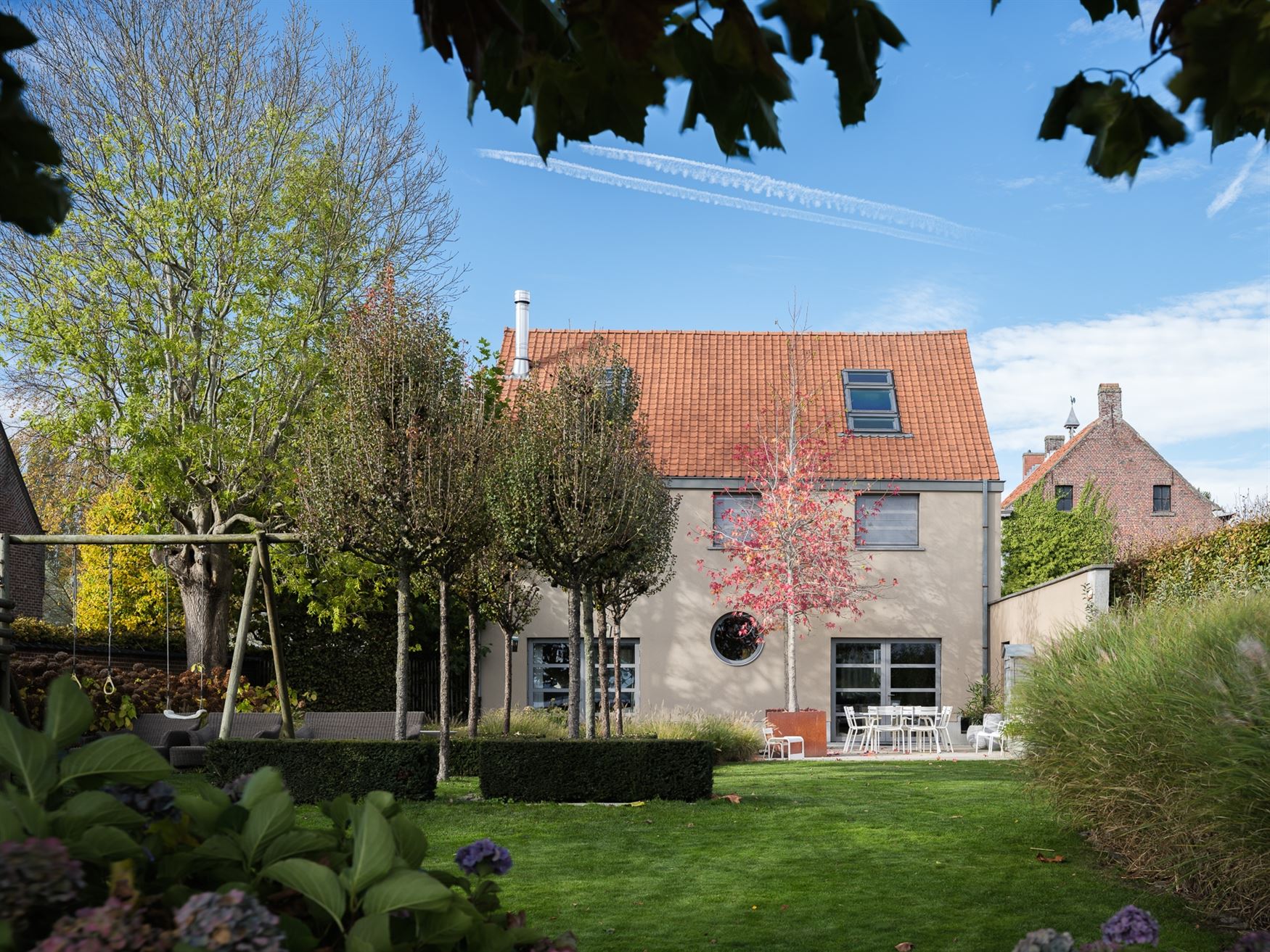Hoogwaardig afgewerkte herenwoning met zicht op groen en volledige privacy in het hart van Bottelare. foto {{pictureIndex}}