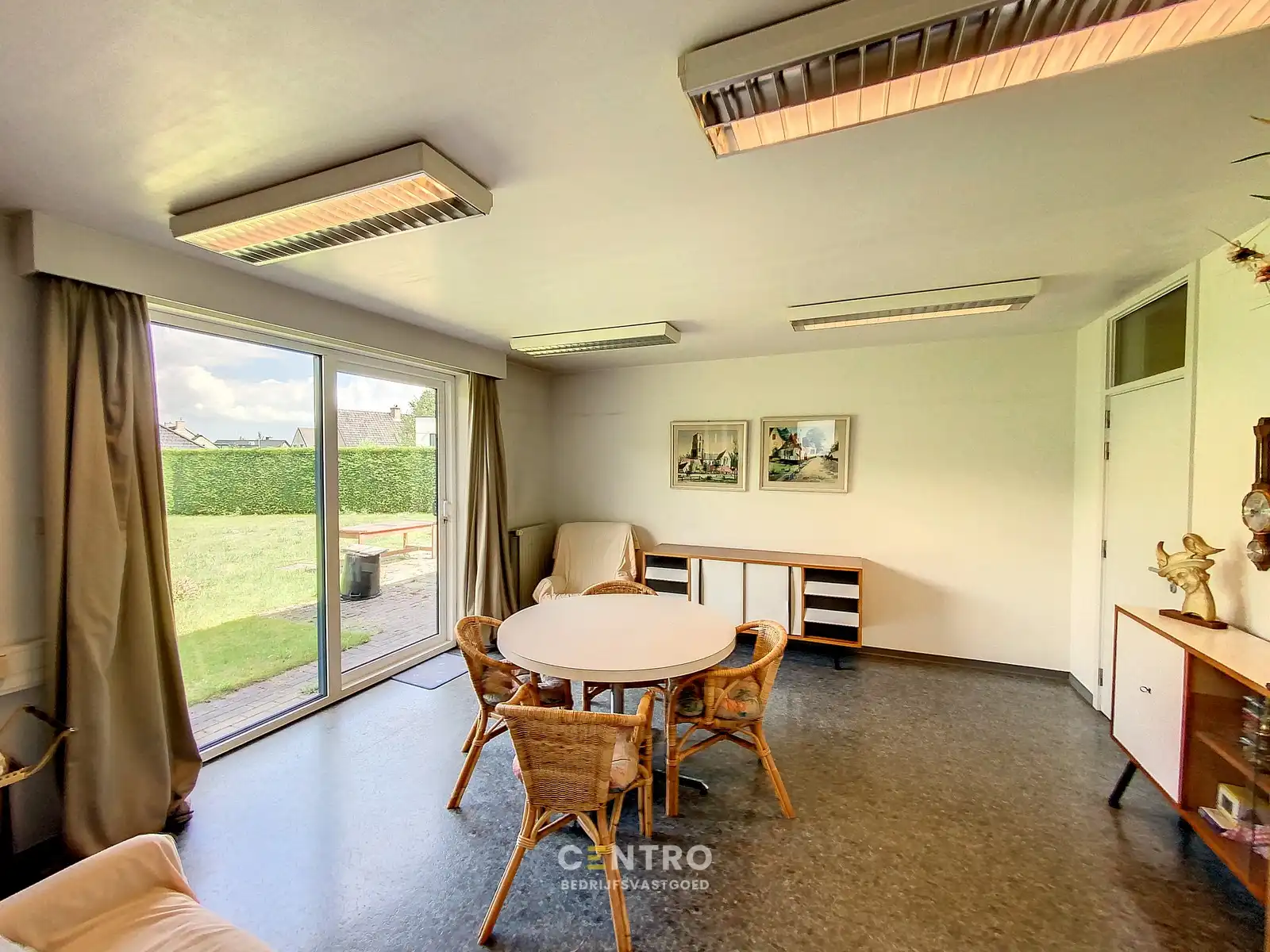 Ruim (430m²), multifunctioneel pand (bewoning, kantoor, praktijk, horeca, ...)  op ZICHTLOCATIE langs invalsweg Roeselare (vlakbij de ring R32). foto 12