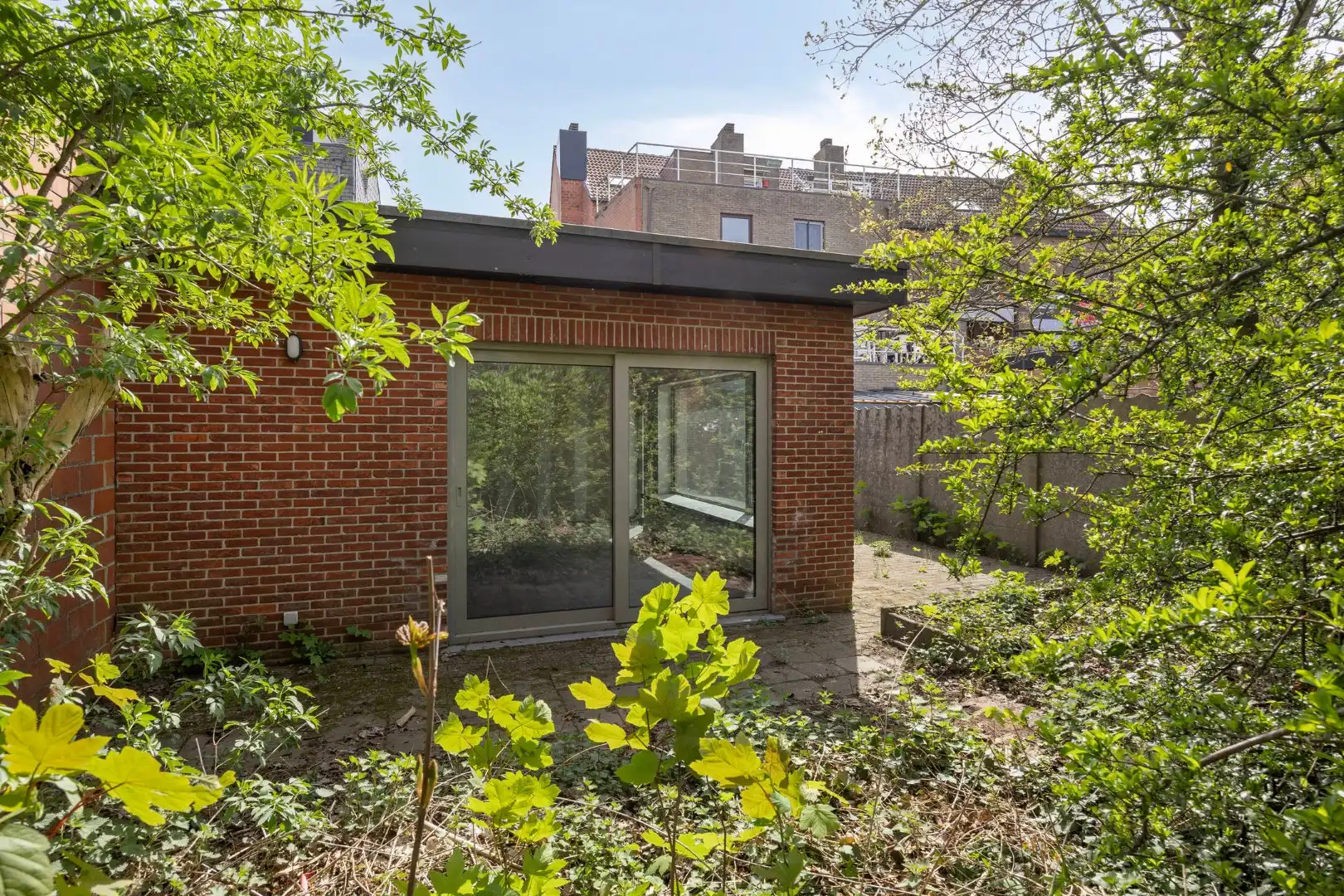 Commercieel gelegen handelspand met appartement met 3 slaapkamers en leuke stadstuin ! foto 17