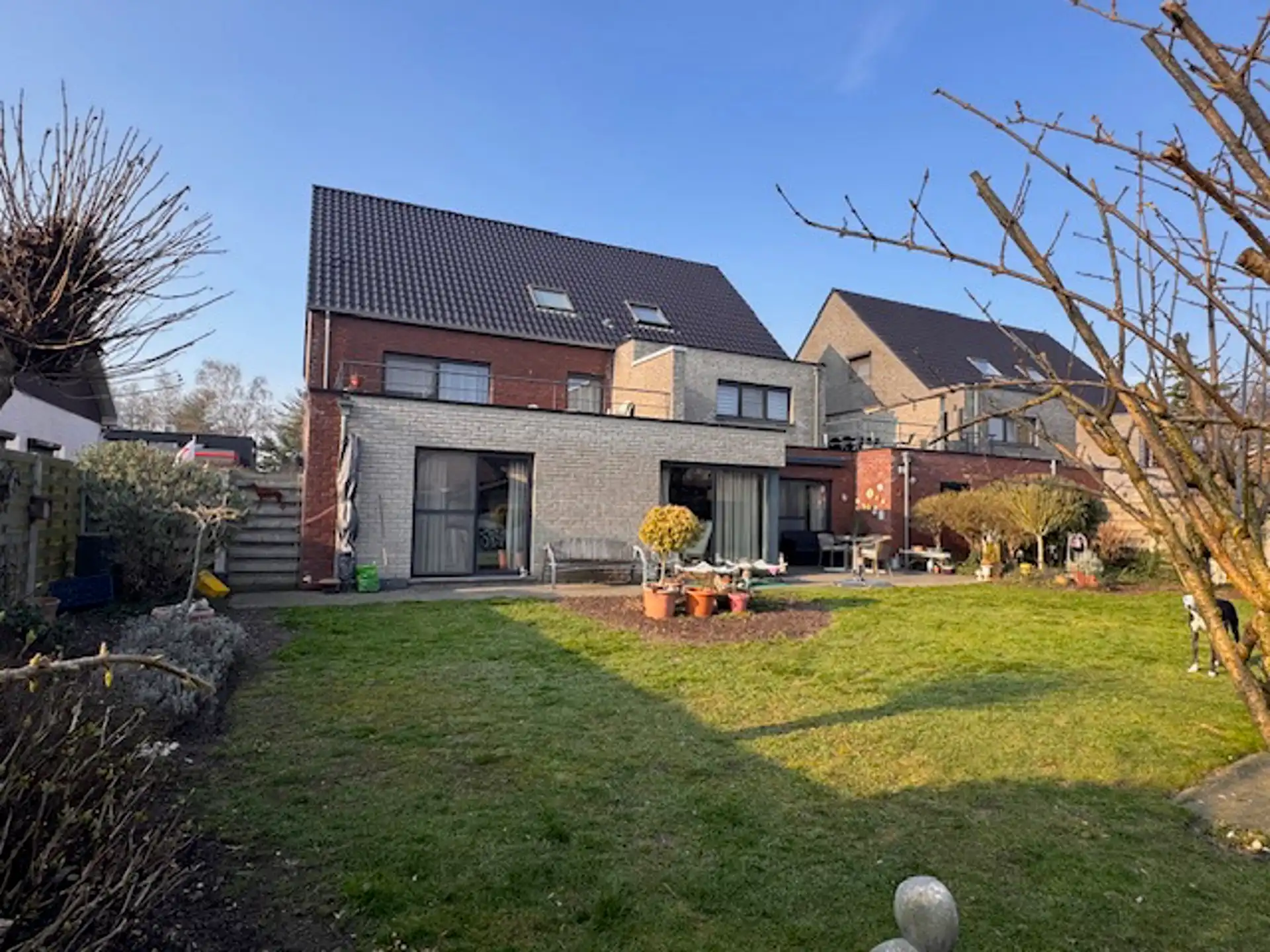 Net gelijkvloersappartement met 3 slaapkamers,garage en tuin foto 4