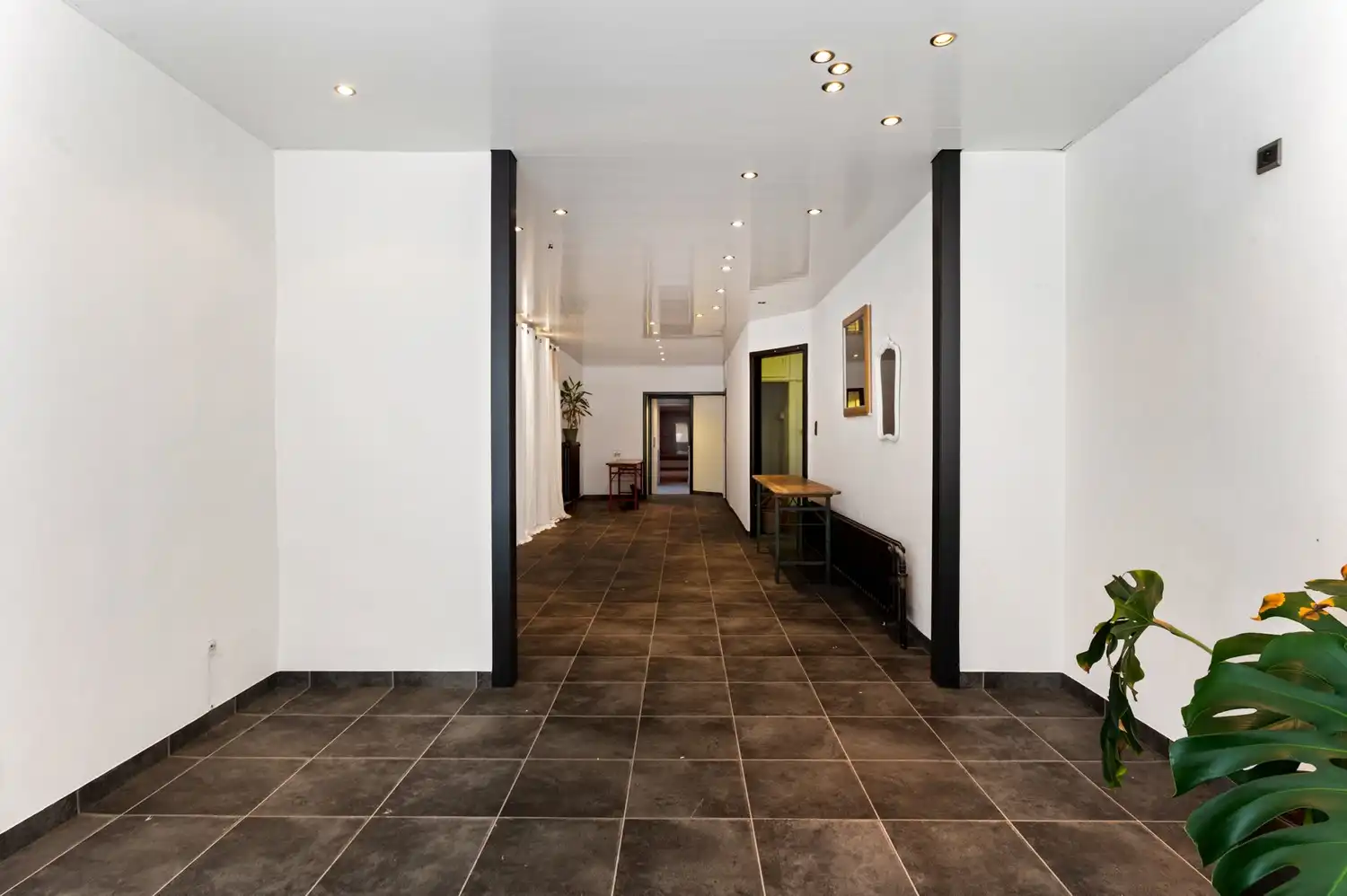 Handelsgelijkvloers met bovenliggend appartement in het centrum van Wommelgem! foto 3