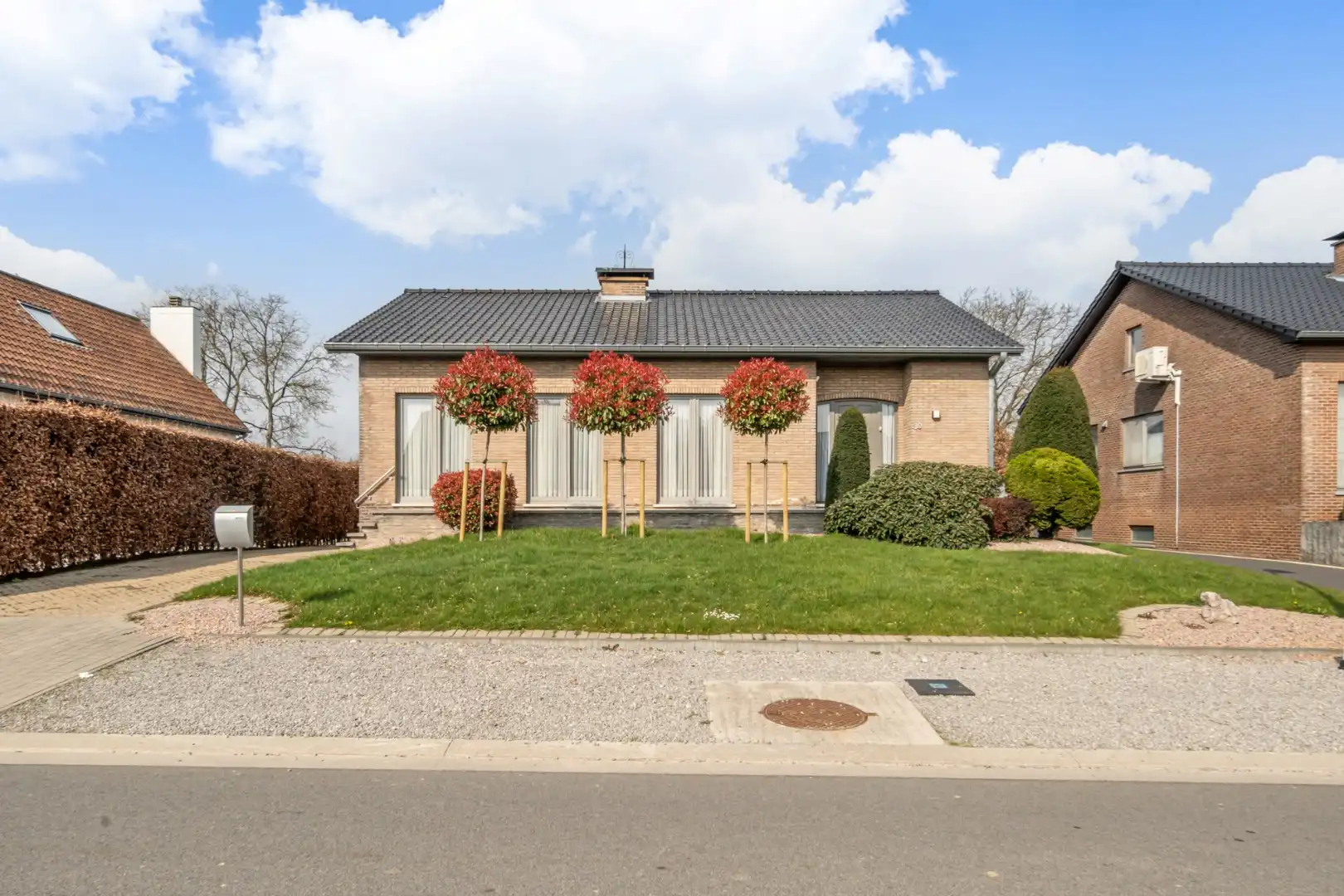 Zeer goed onderhouden gelijkvloerse gezinswoning op een riant perceel van 19a75ca op een rustige locatie te Schalkhoven, een deelgemeente van Hoeselt.  foto 2