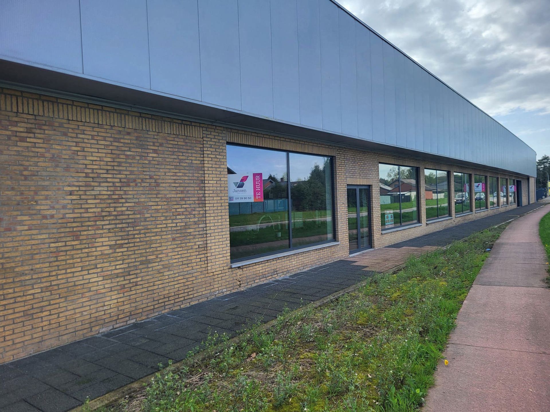 GENK TE HUUR: Grote bedrijfshal-Kantoor-Conciërgewoning foto 3