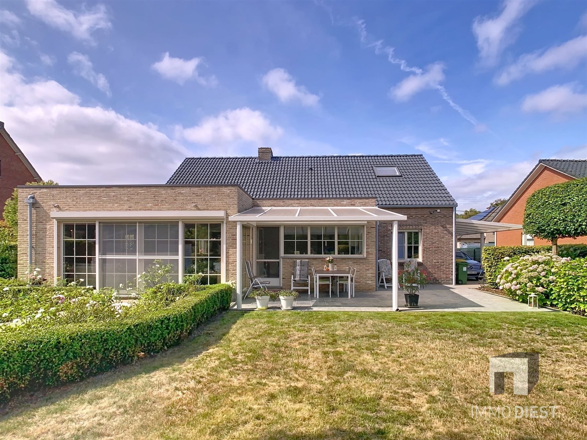 Aantrekkelijke en instapklare woning met 3 slaapkamers en prachtig aangelegde tuin op 12a 77ca. foto 3