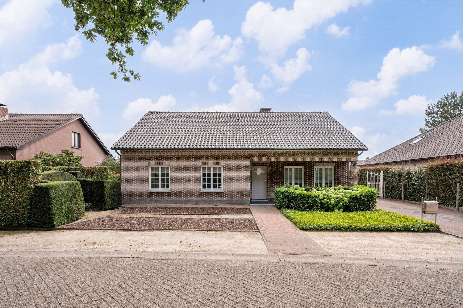 Ruime gezinswoning op breed en groot perceel van 1122m² foto 2