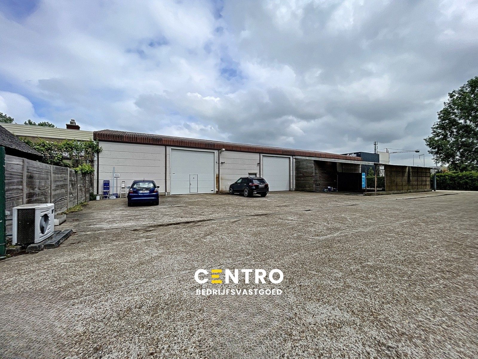 Bedrijfsgebouw met woonst op 't Walletje (Share Deal)! foto {{pictureIndex}}