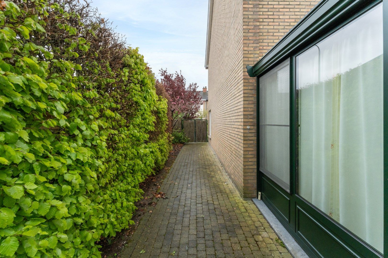 Ruime half open bebouwing met tuin, terras en garage in Izegem met 3 slaapkamers, bouwjaar 1970, EPC-waarde 406.00, energielabel E. Perceeloppervlakte 298.00, b foto 14