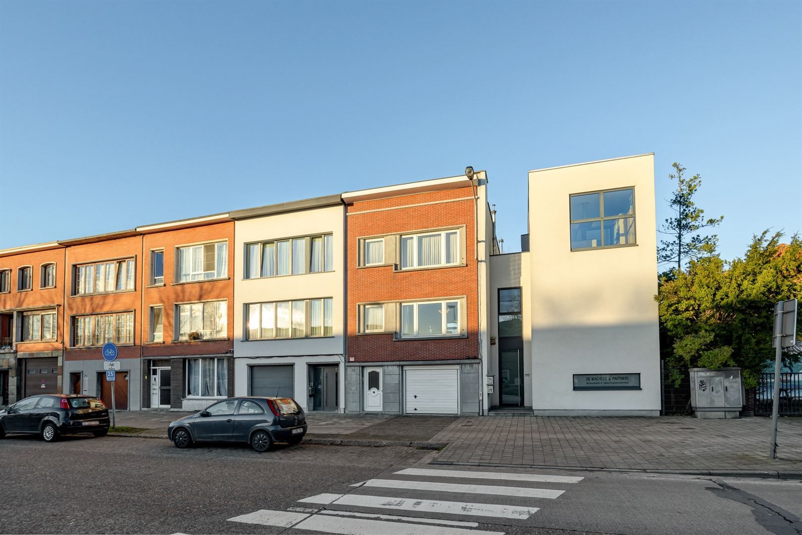 Hoofdfoto van de publicatie: Centraal gelegen gezinswoning met grote inpandige garage en prachtige tuin