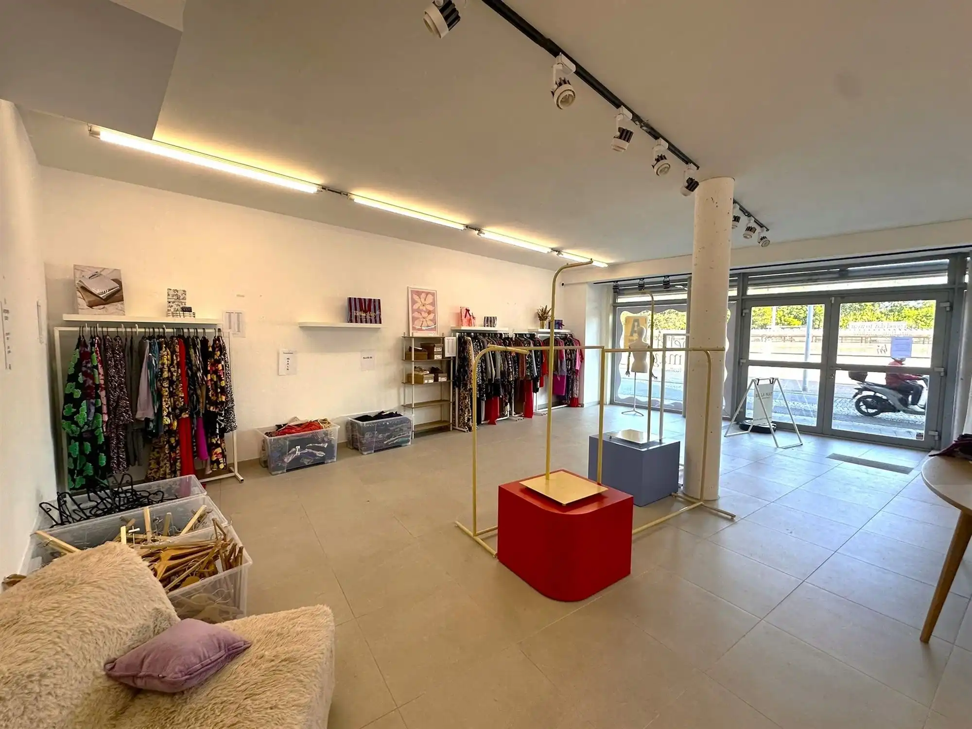 Ruim handelspand met garage op topligging! foto 3