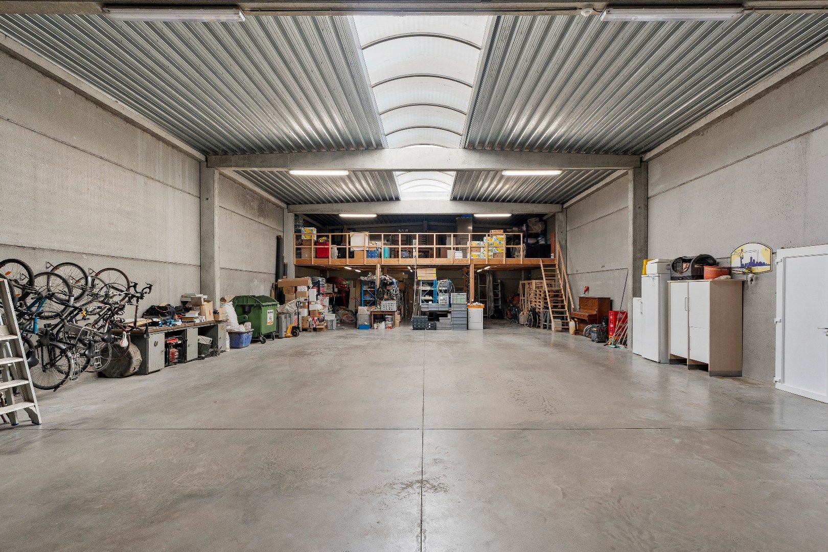 Magazijn en woonst met 4 slaapkamers op bedrijventerrein. foto 2