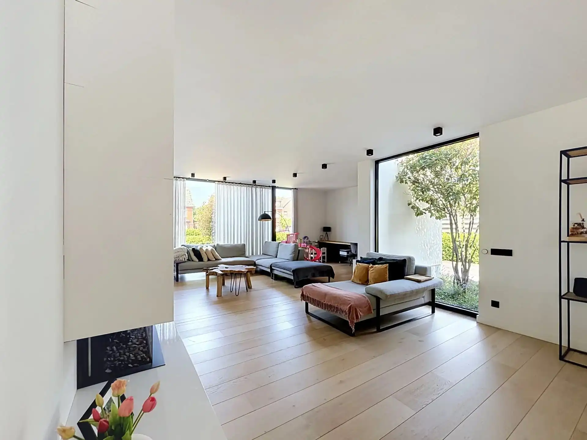Zeer ruime villa voorzien van alle luxe met 3, mogelijk 5 slaapkamers en 2 badkamers foto 11