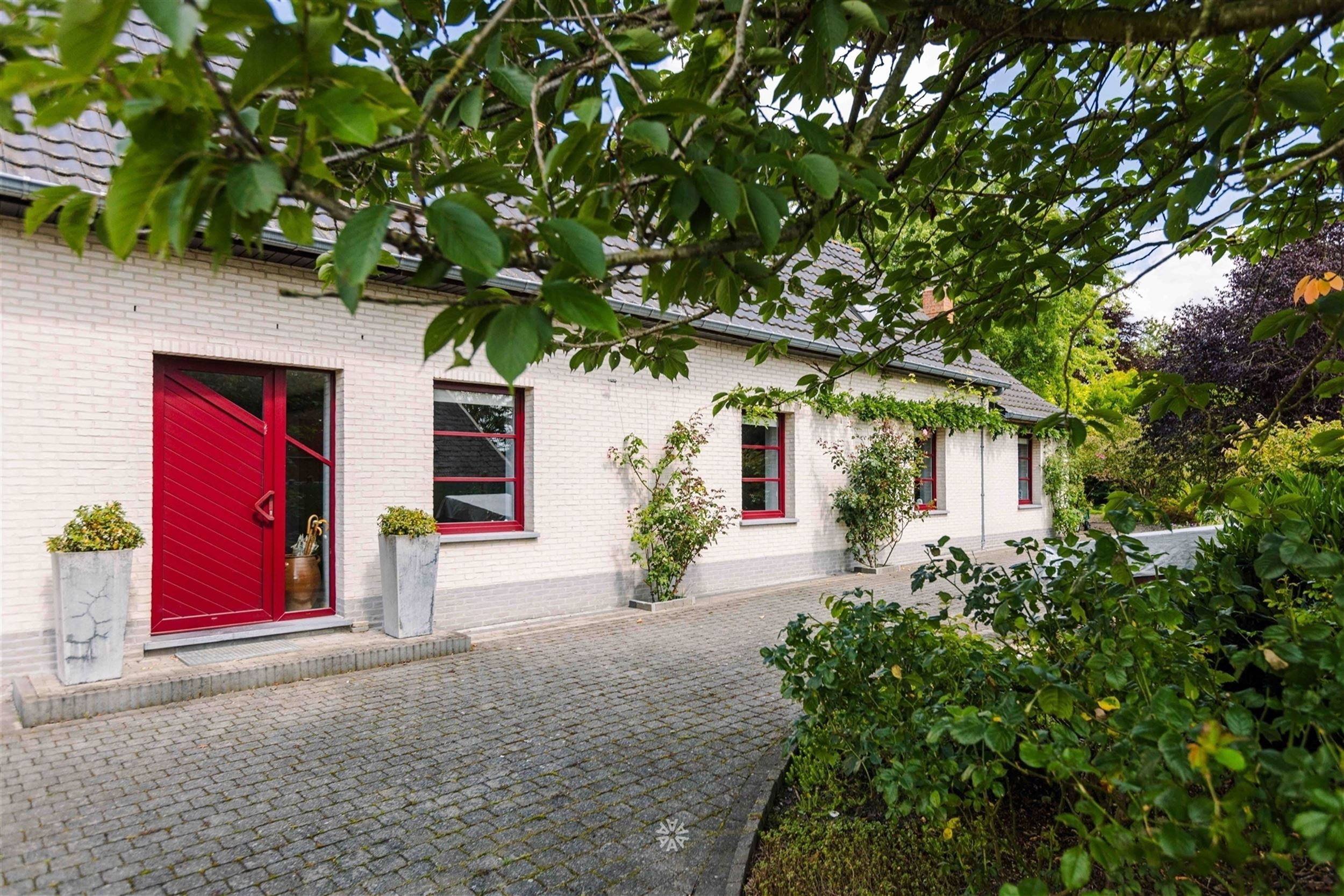 Charmante woning met prachtige tuin foto 2