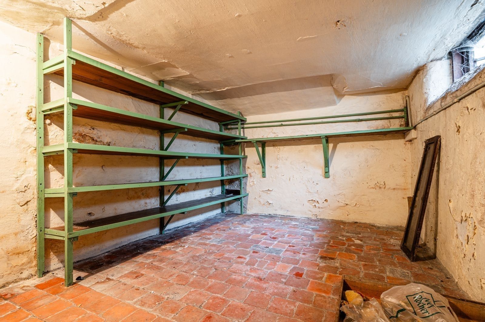 Ruime, te renoveren woning in het centrum van Eeklo foto 17