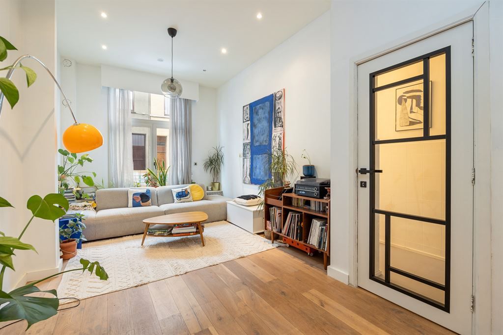 Ruime charmante woning met 5 slaapkamers en 2 badkamers  foto 2