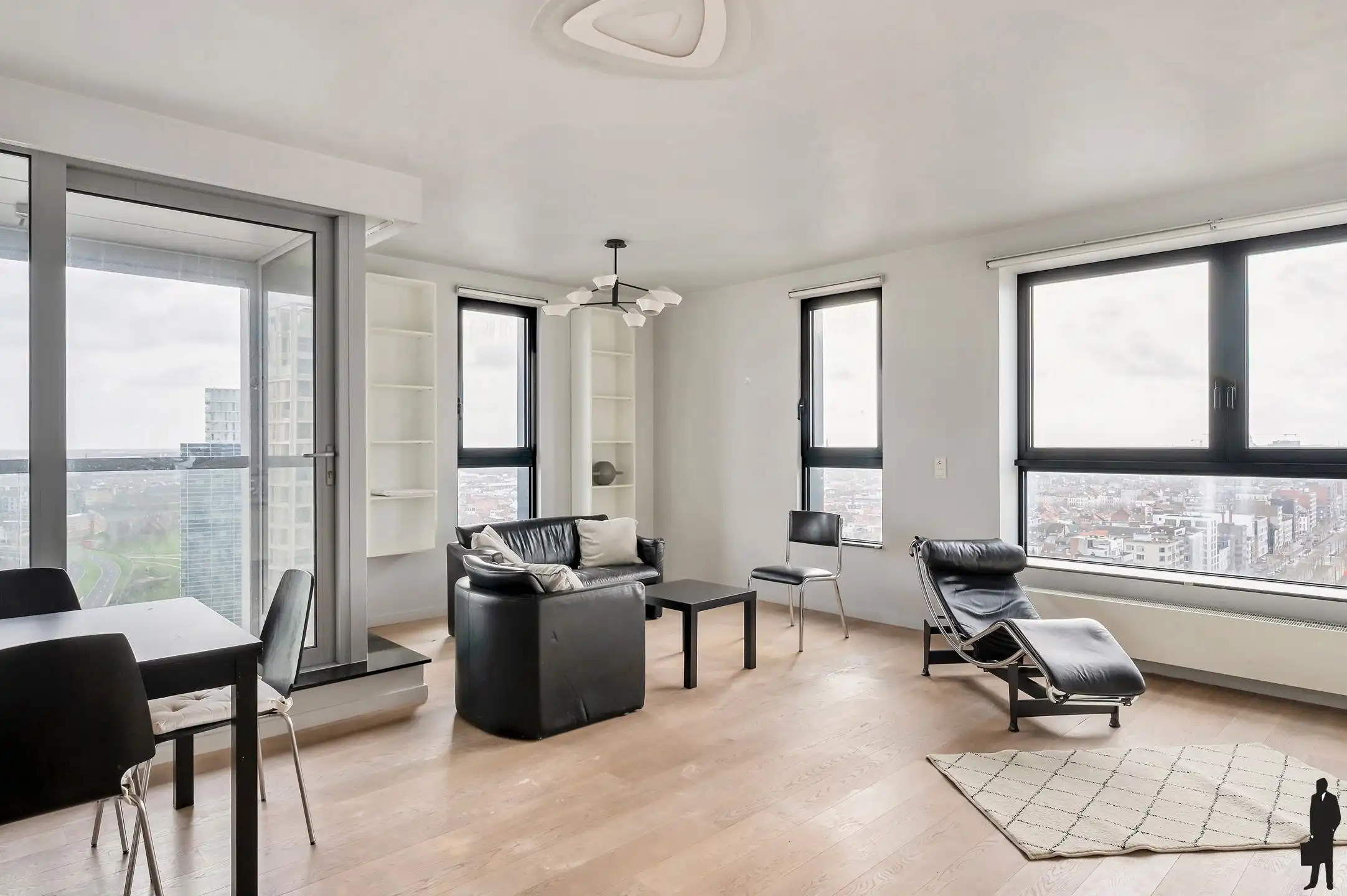 Exclusief tweeslaapkamer appartement op de 17de verdieping met panoramisch stadszicht foto {{pictureIndex}}