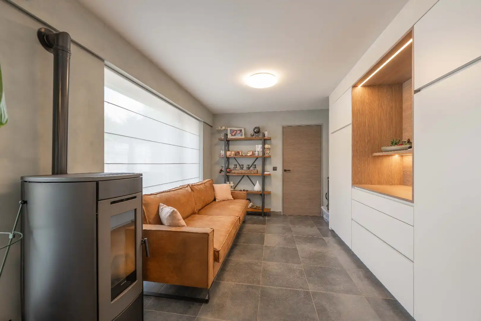 VERRASSEND RUIME, INSTAPKLARE WONING MET 2 GARAGES TE PITTEM foto 9